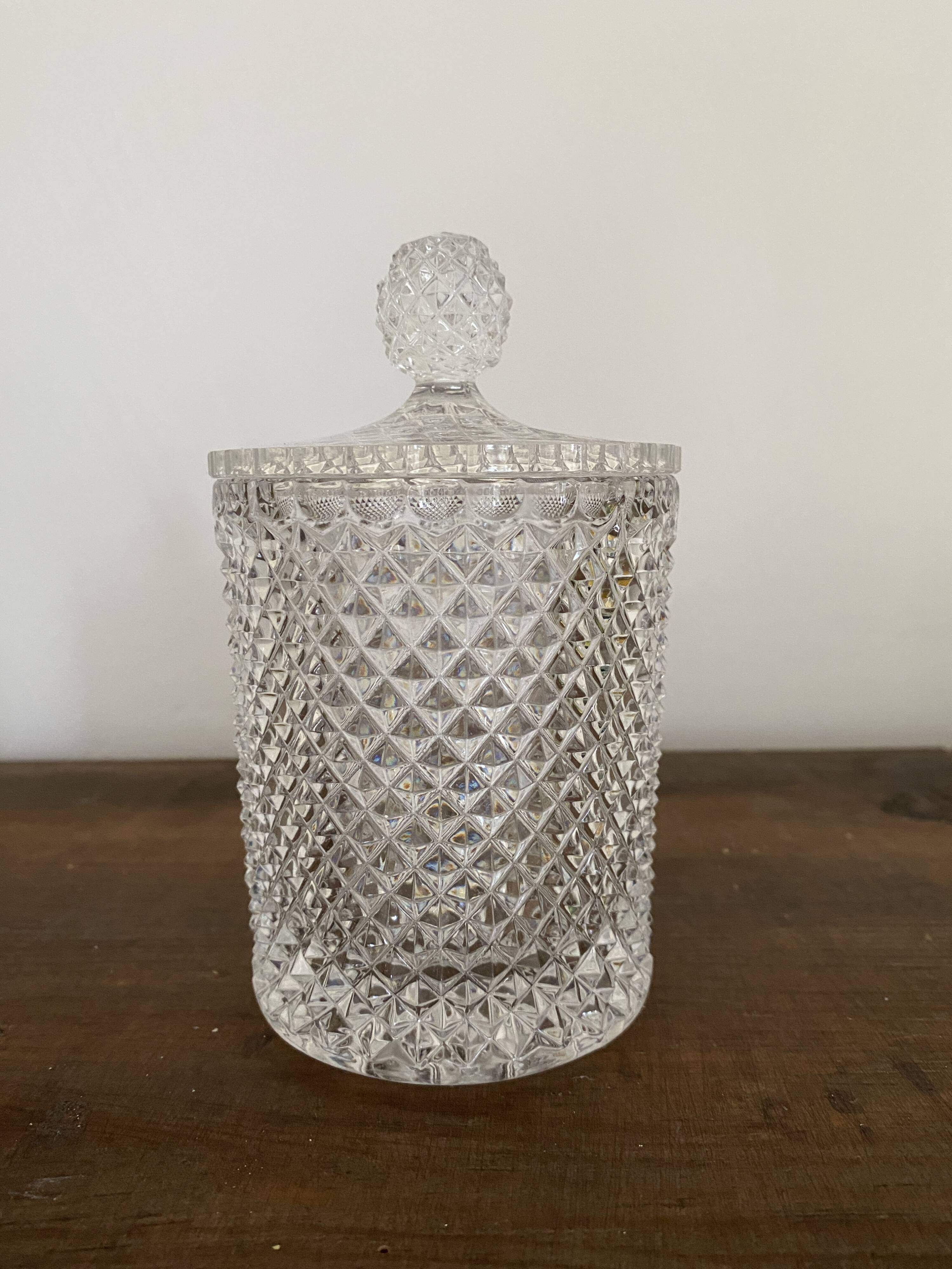 Bonbonniere, diamond-cut crystal pot with vintage lid