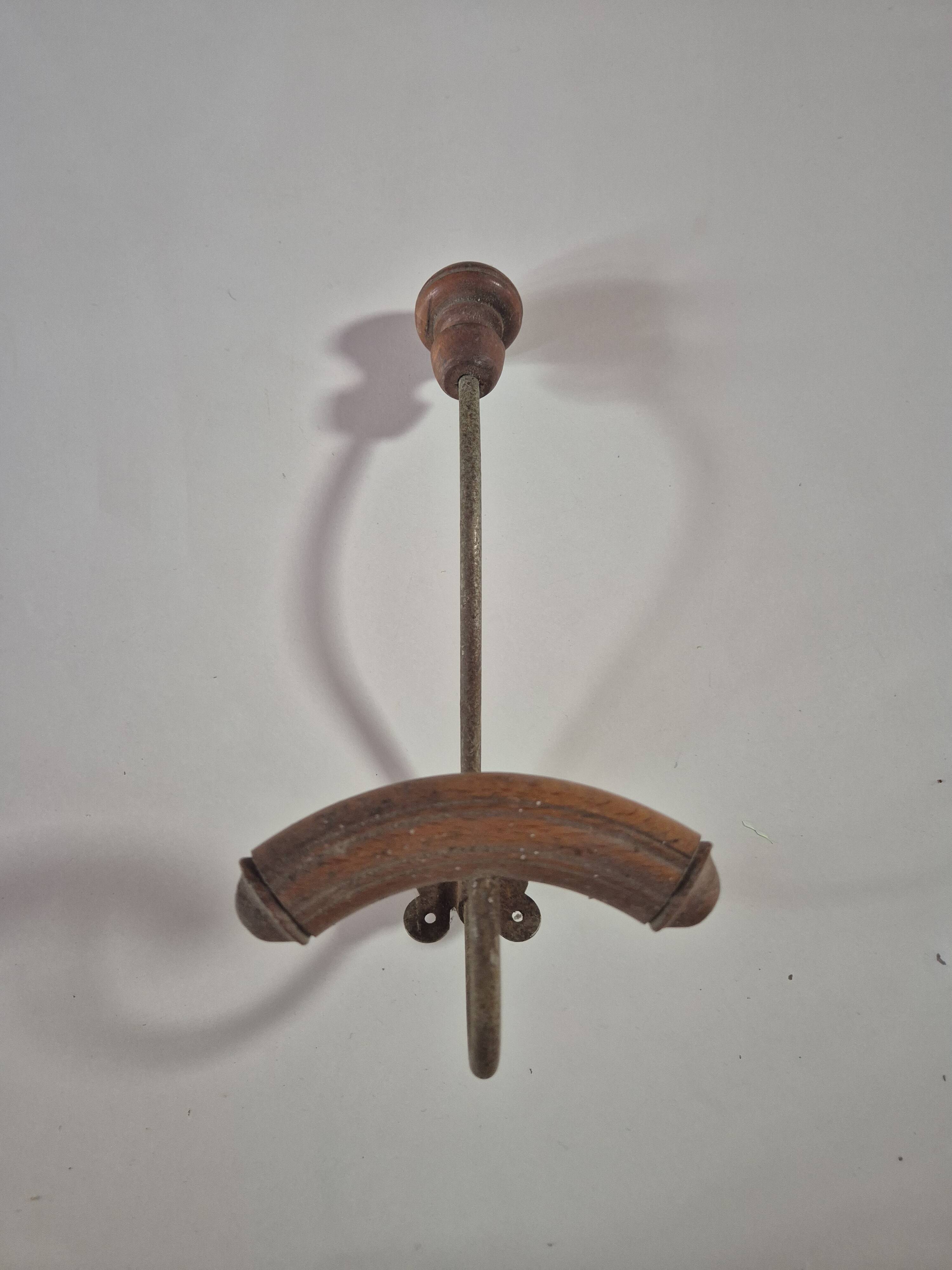 Vintage 1960s wall coat rack in wood and metal.