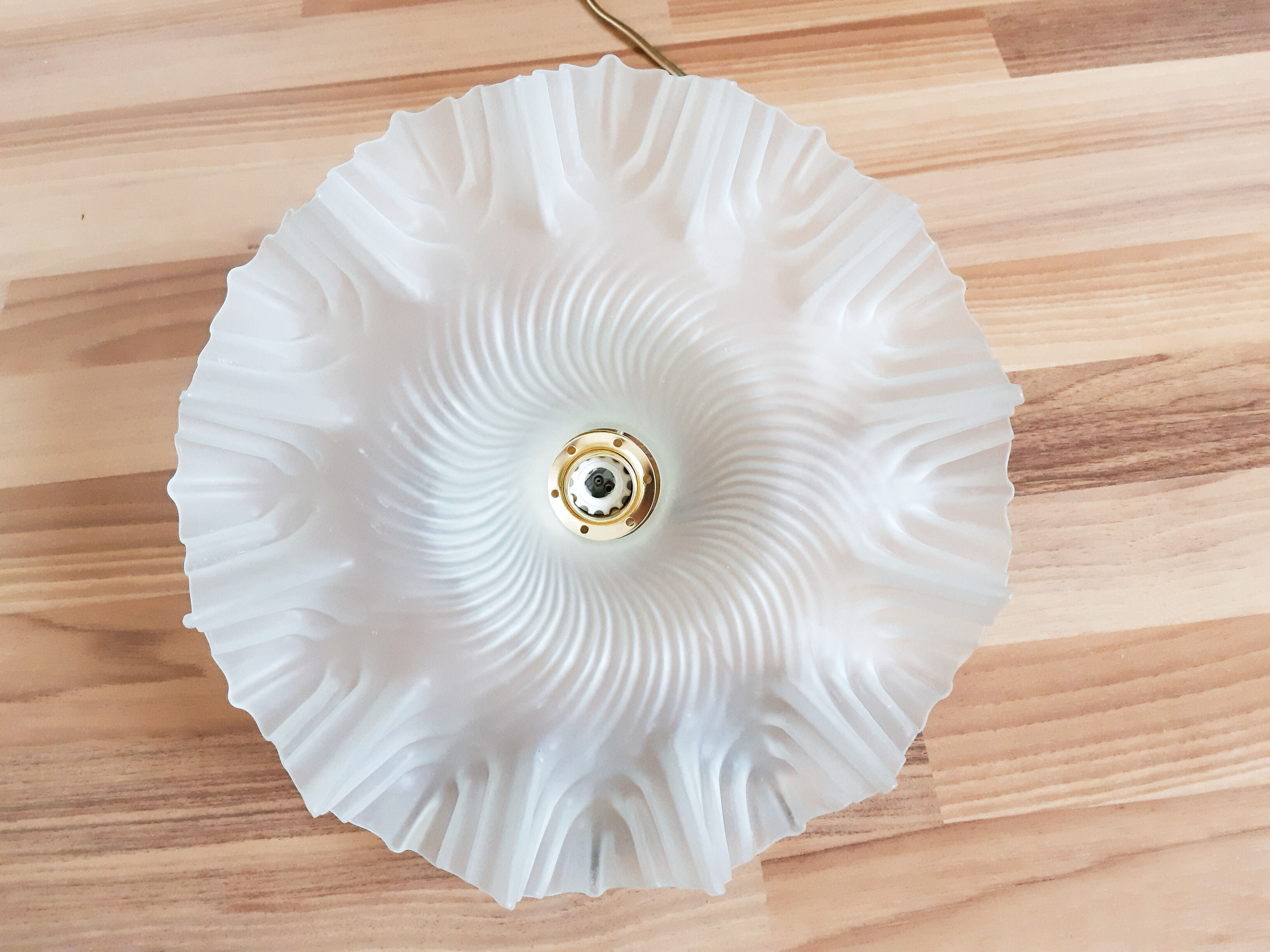 Suspension in frosted white opaline