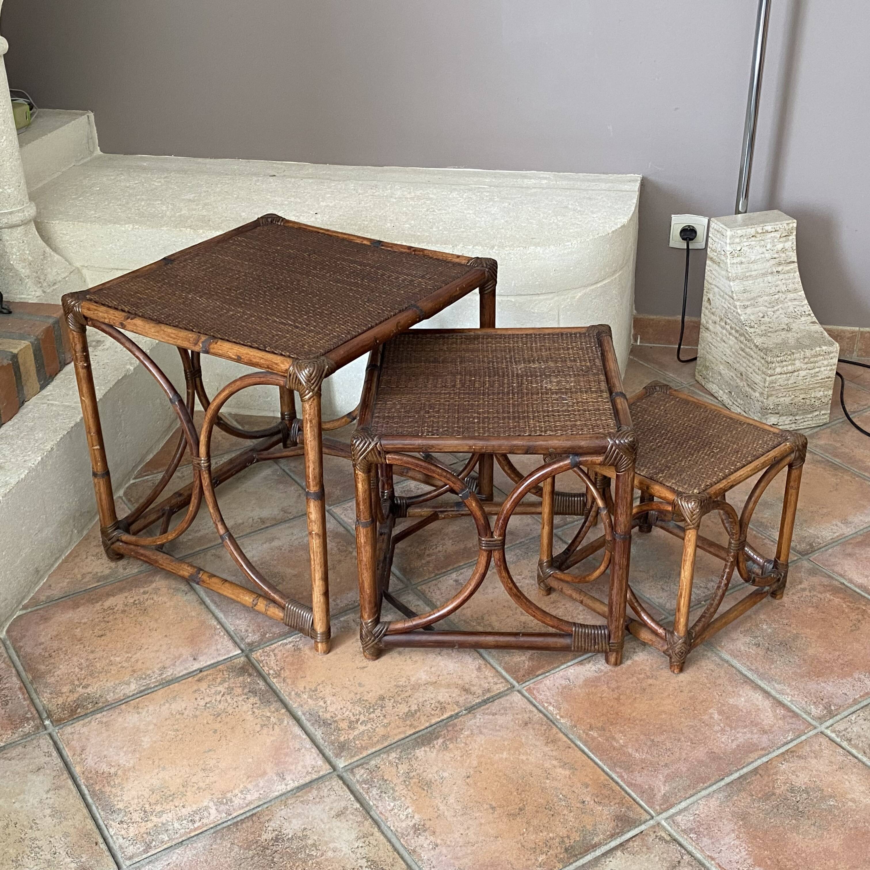 Lot de 3 tables gigognes en Rotin. 1960.