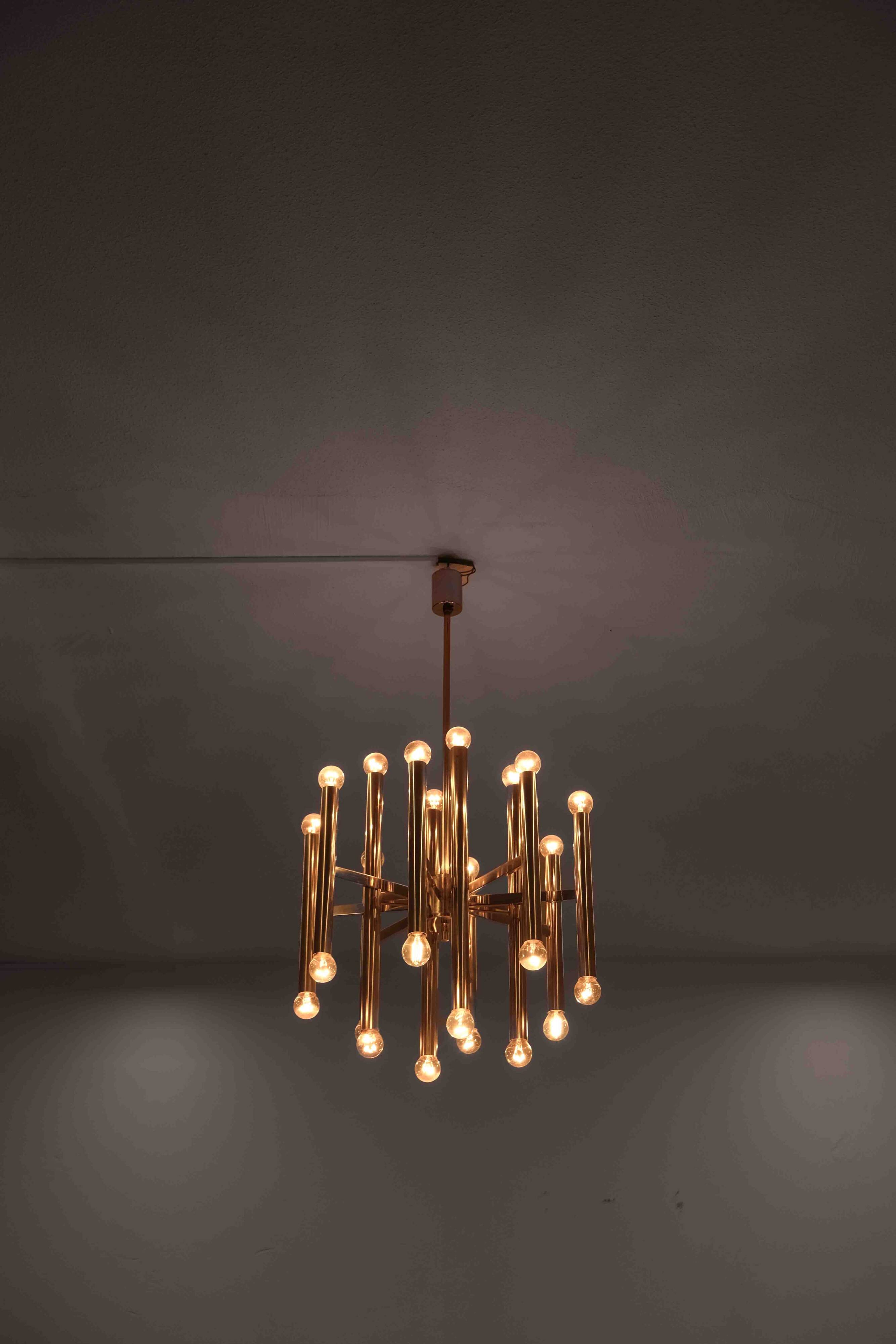 Grand lustre tubulaire Sciolari en laiton, Italie années 1960