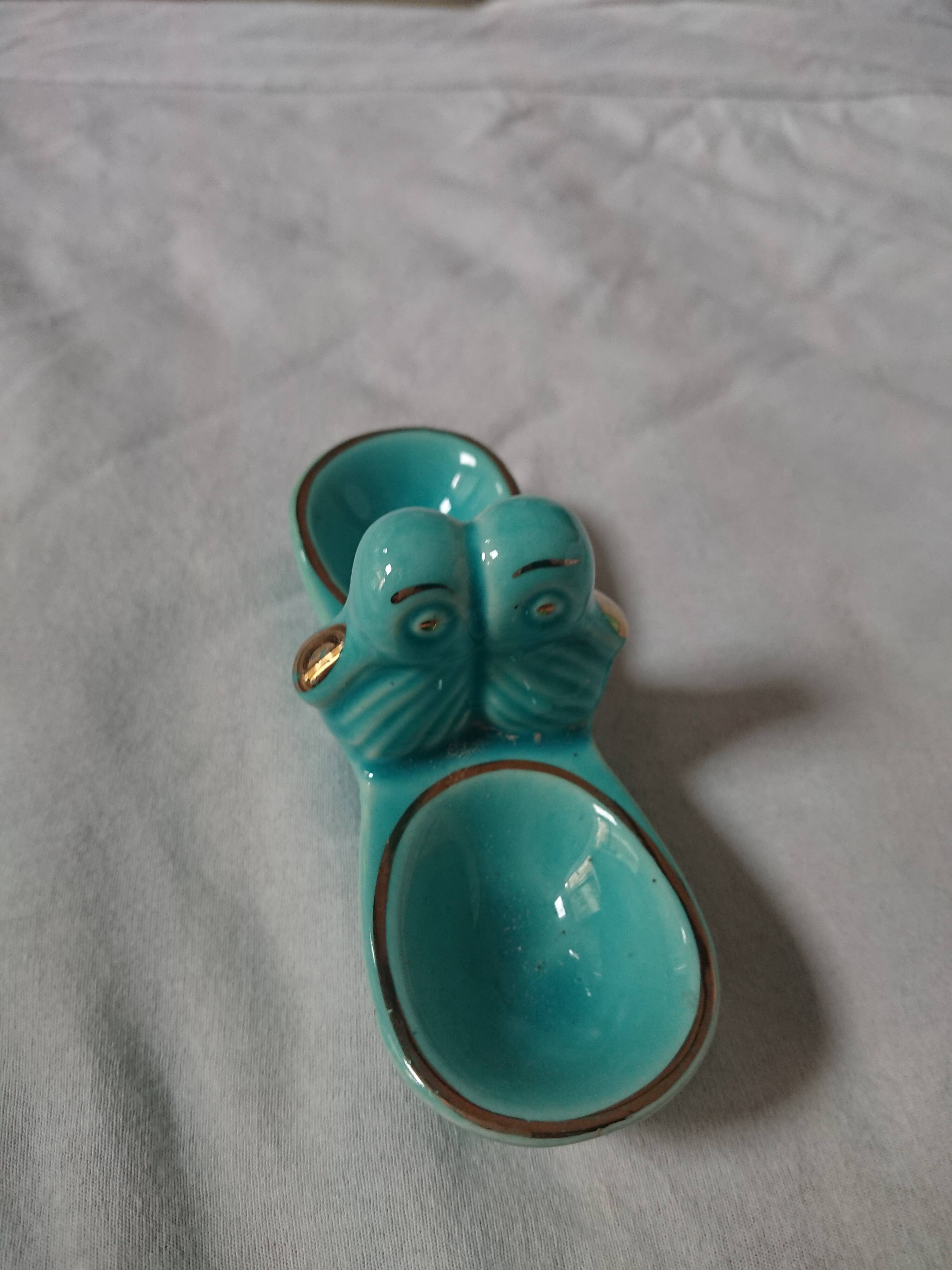 Tablemat, salt shaker and 5 knife holders set