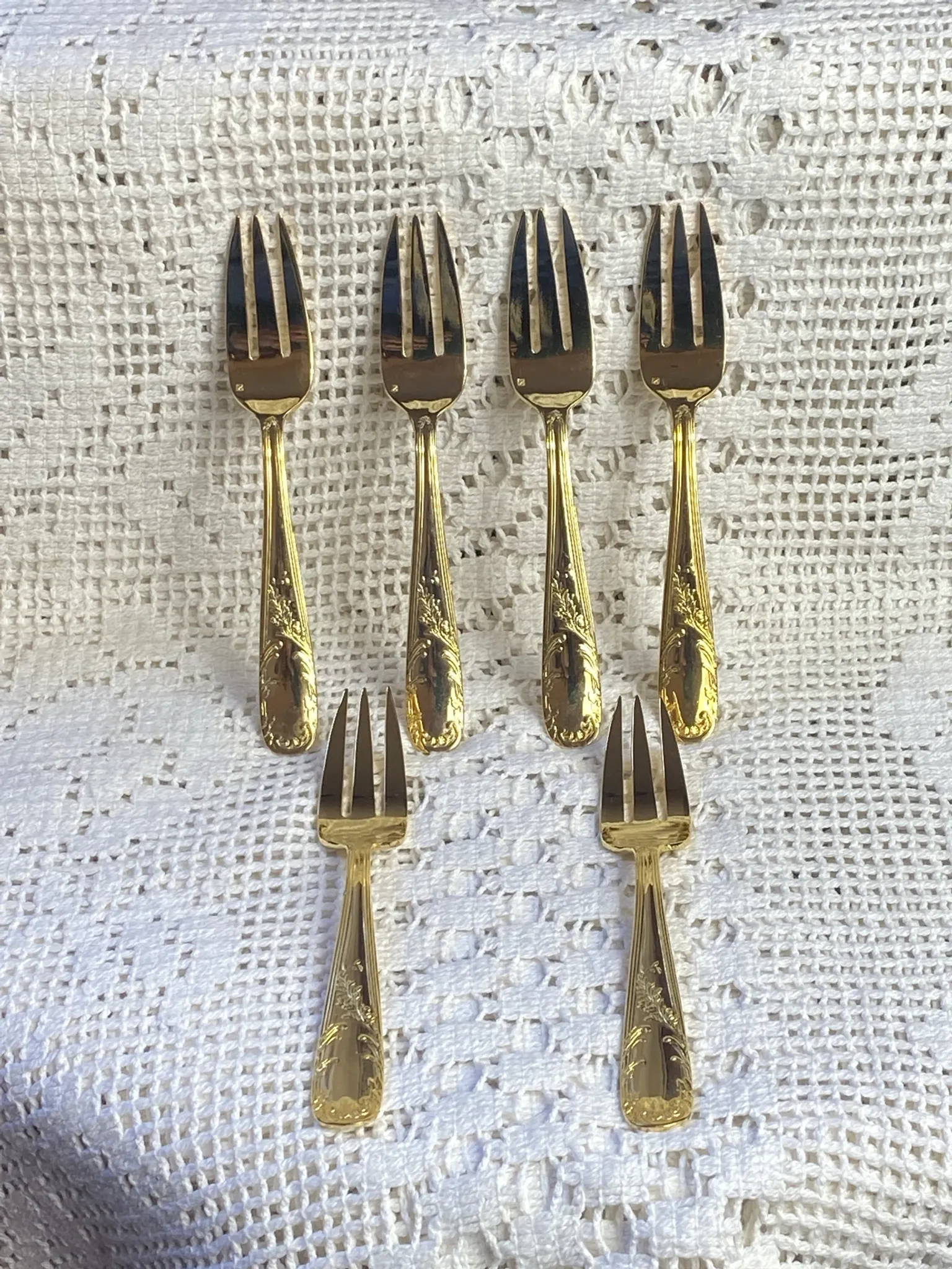 Fourchettes à dessert en métal doré 
