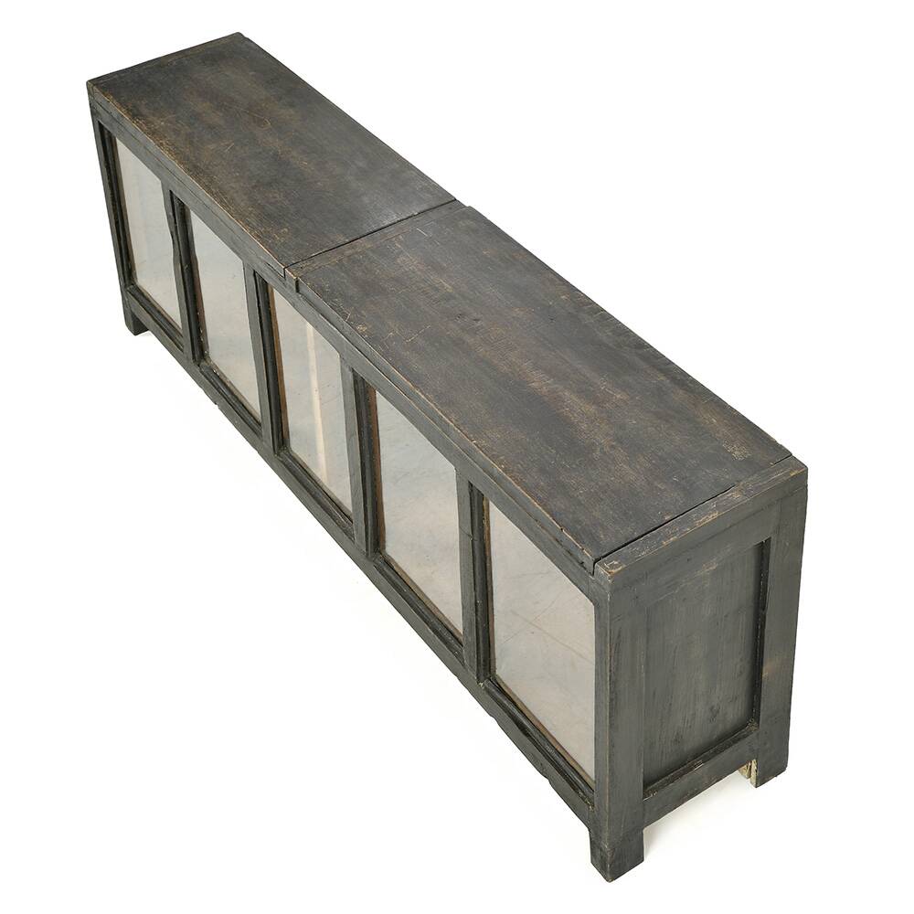 Coffre vitré en bois patiné (44 x 120 x 25cm)