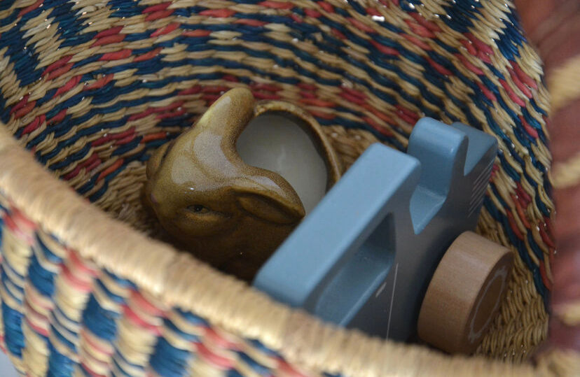 Vintage basket with leather handle