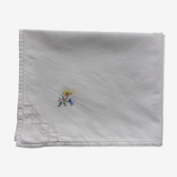 Nappe ancienne en coton blanc brodé de fleurs 82x84cm