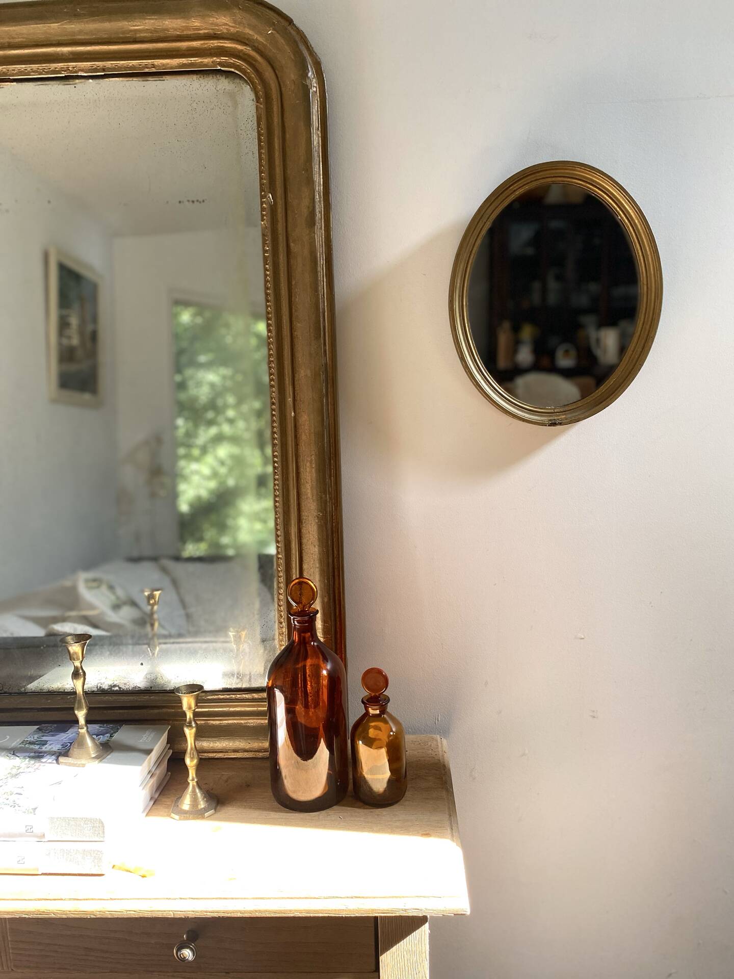 Oval mirror in gilded wood