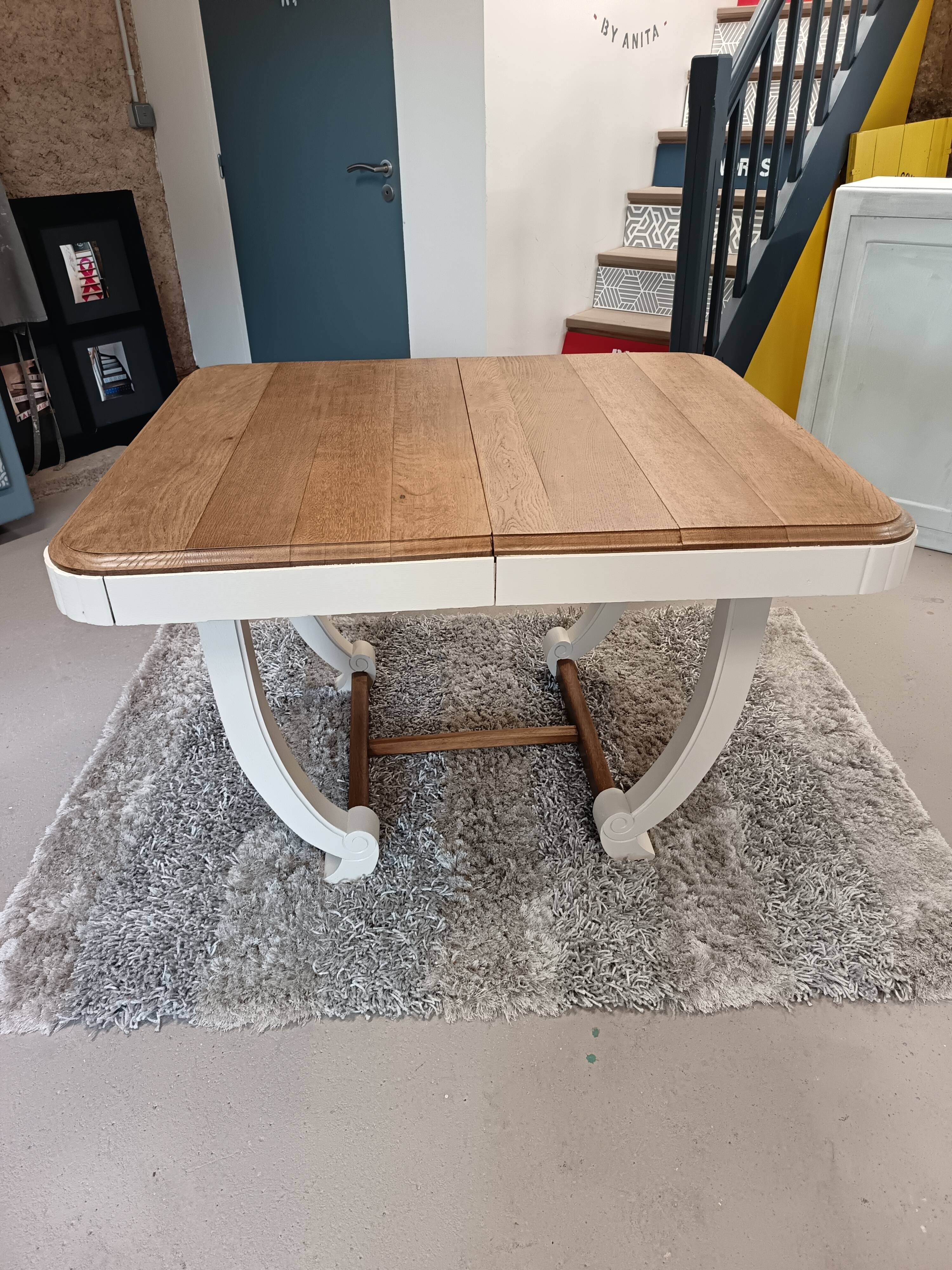 Restored oak table in natural wood and linen.