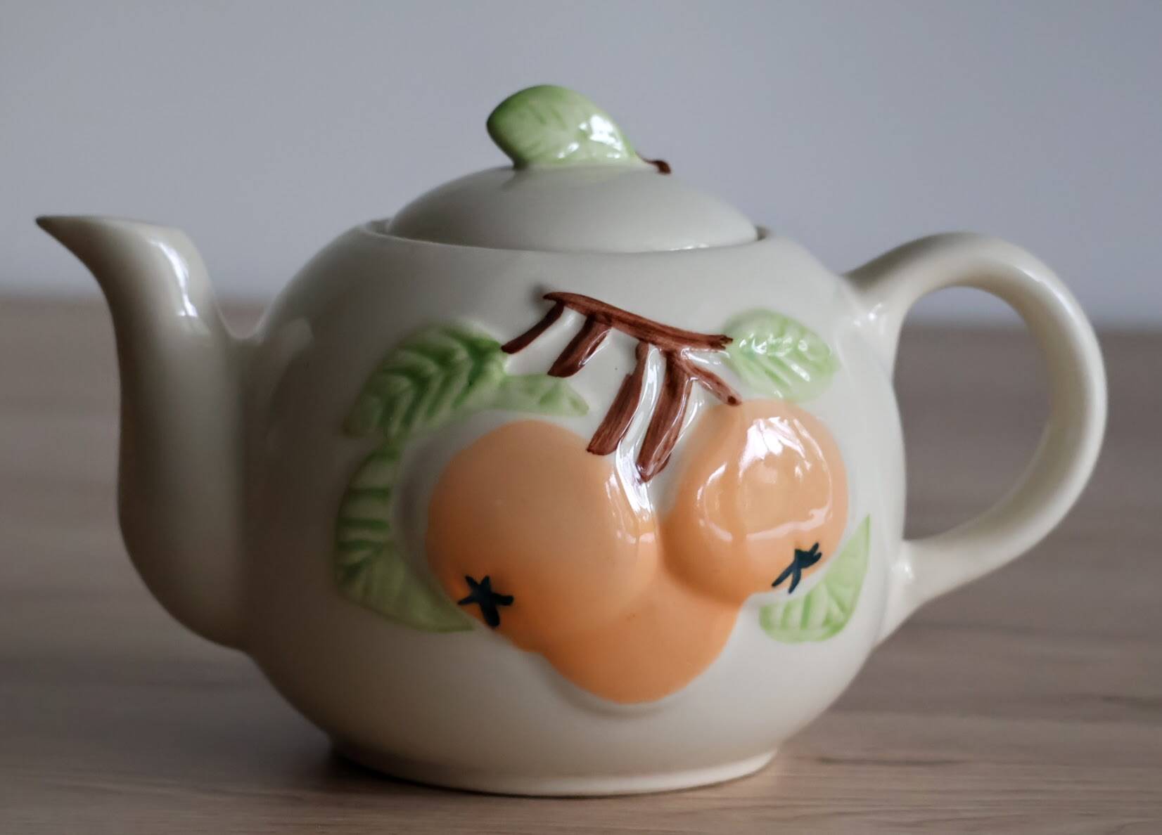 Slush teapot with embossed fruit decoration