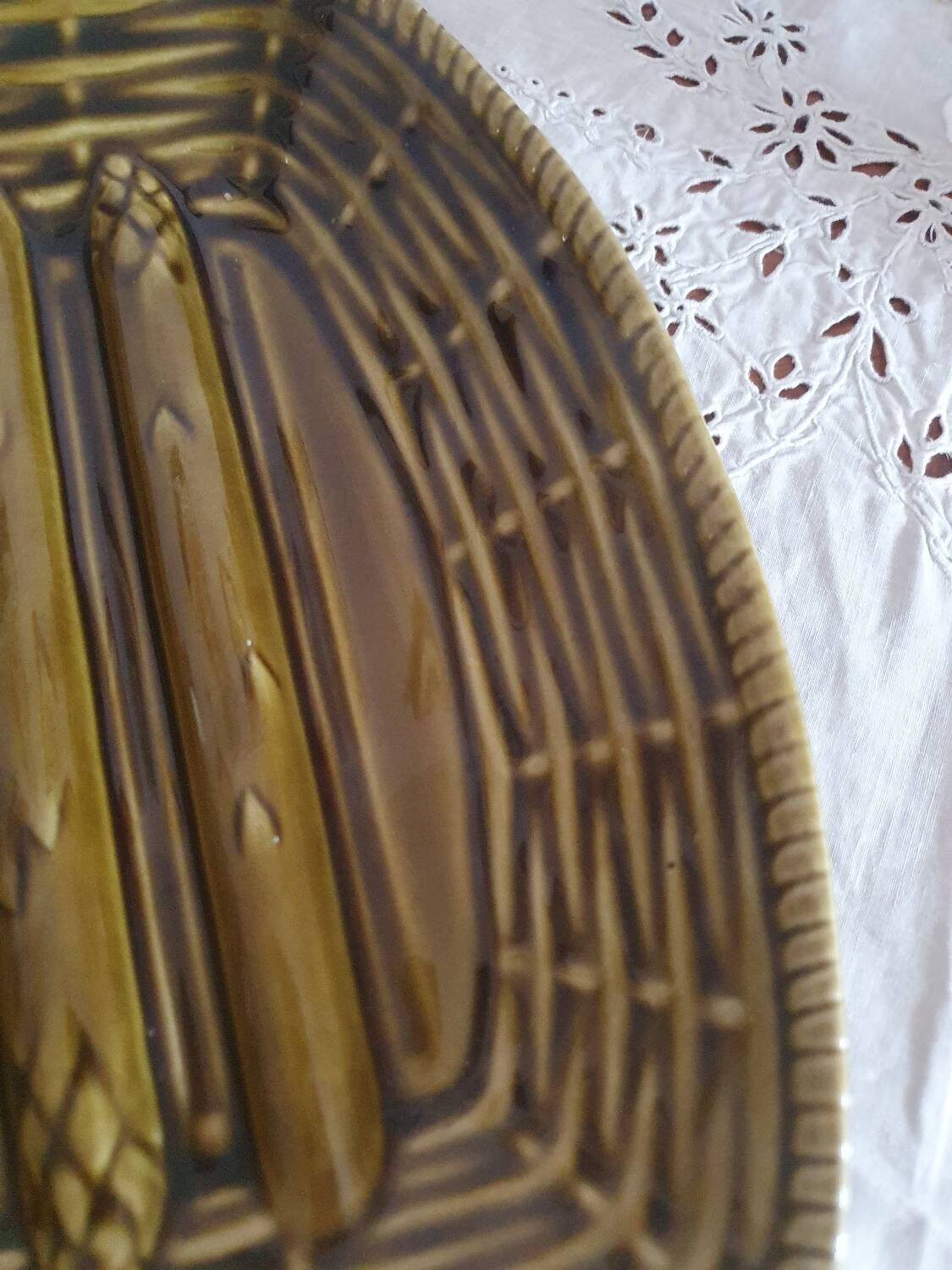 Khaki asparagus dish in vintage Sarregemines France slip