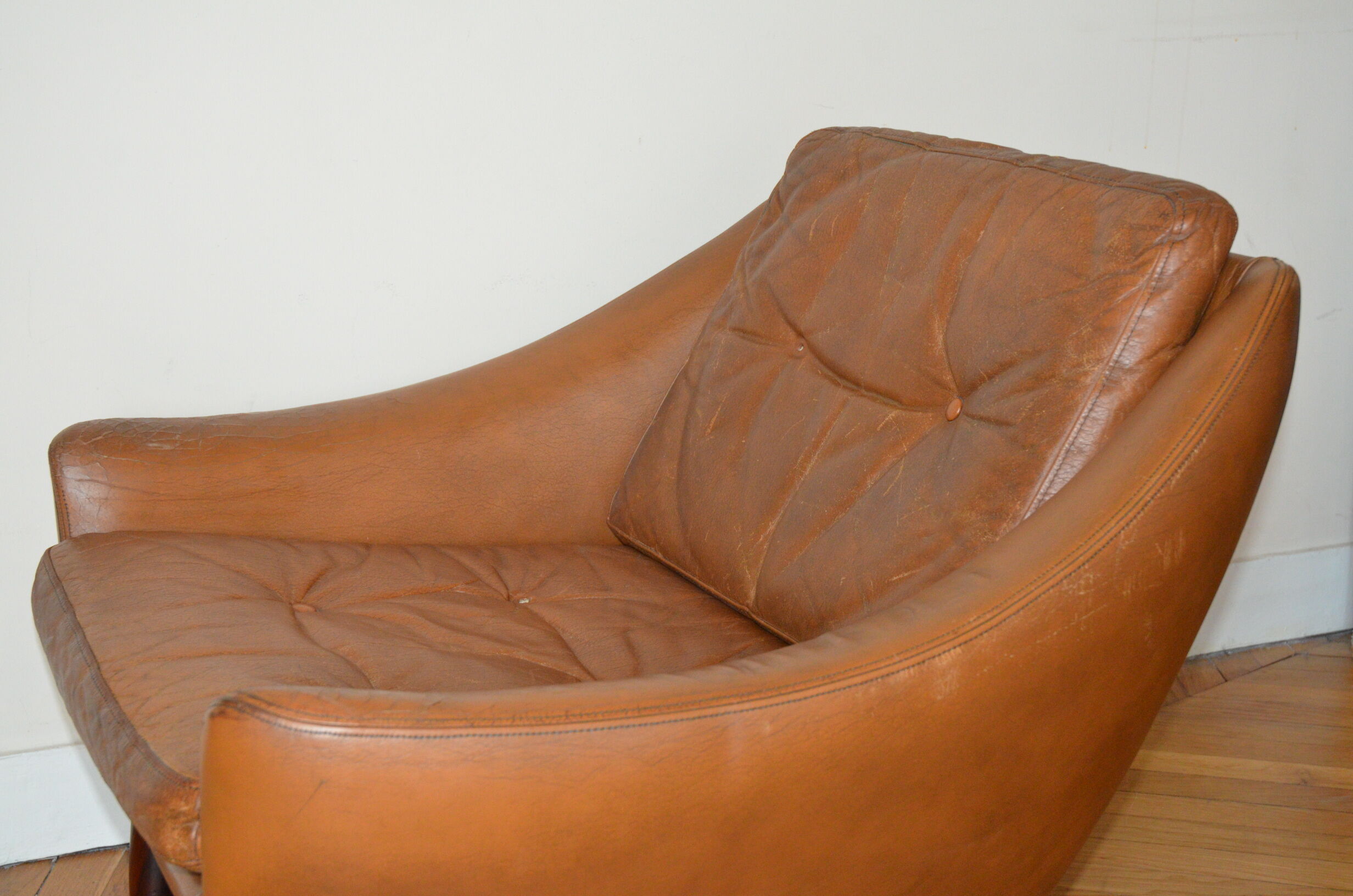 Scandinavian armchair in camel patinated leather