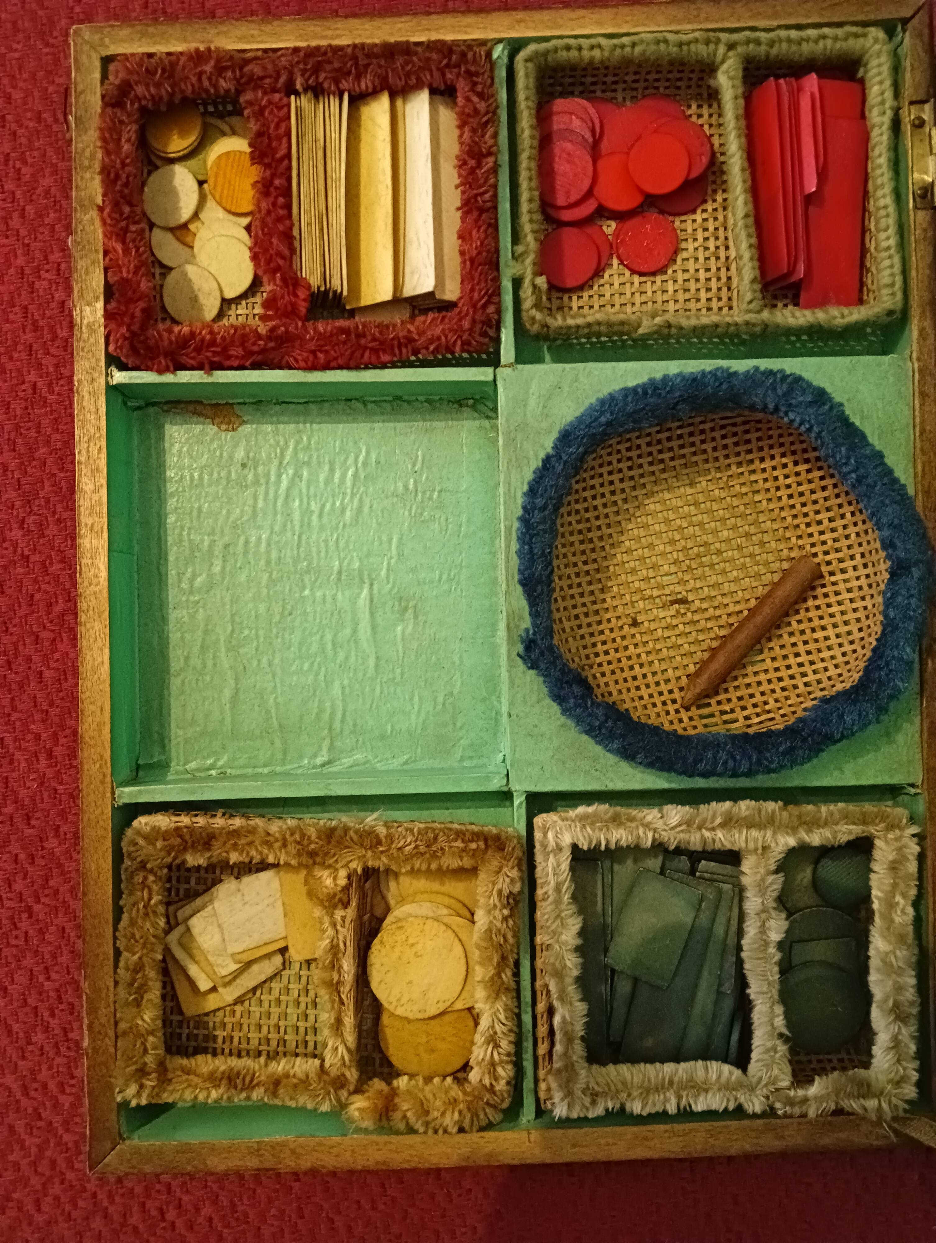 Old mahogany game box with bone tokens, XIXth century