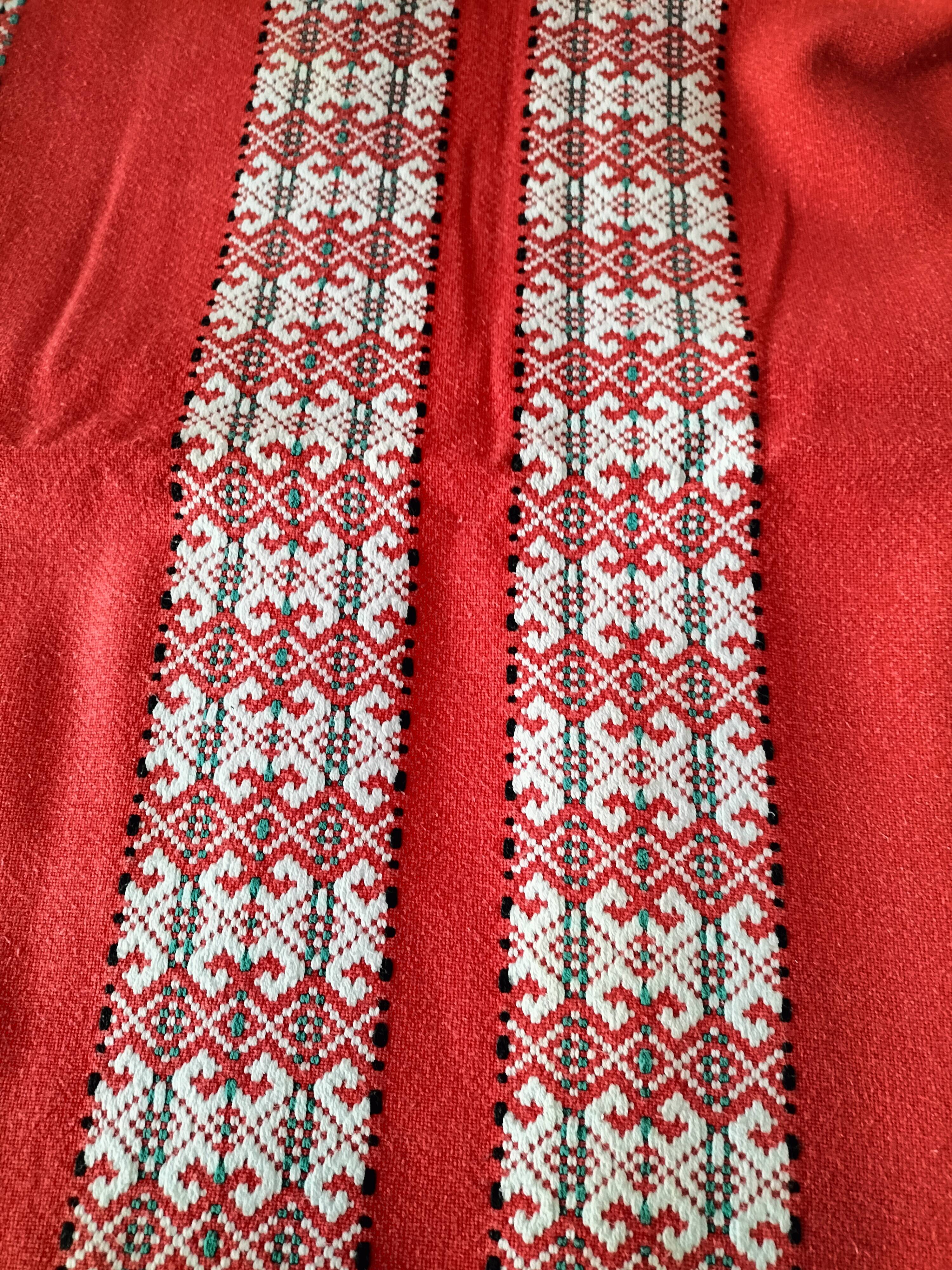 Tablecloth and 12 vintage cotton Basque-style napkins.