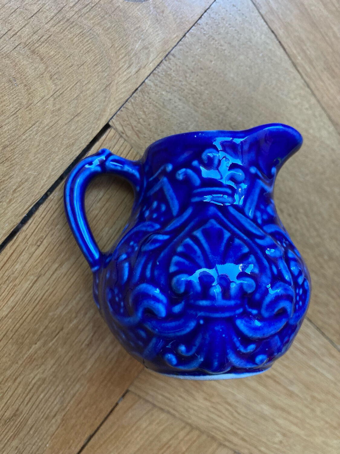 Blue barbotine cream jug Onnaing