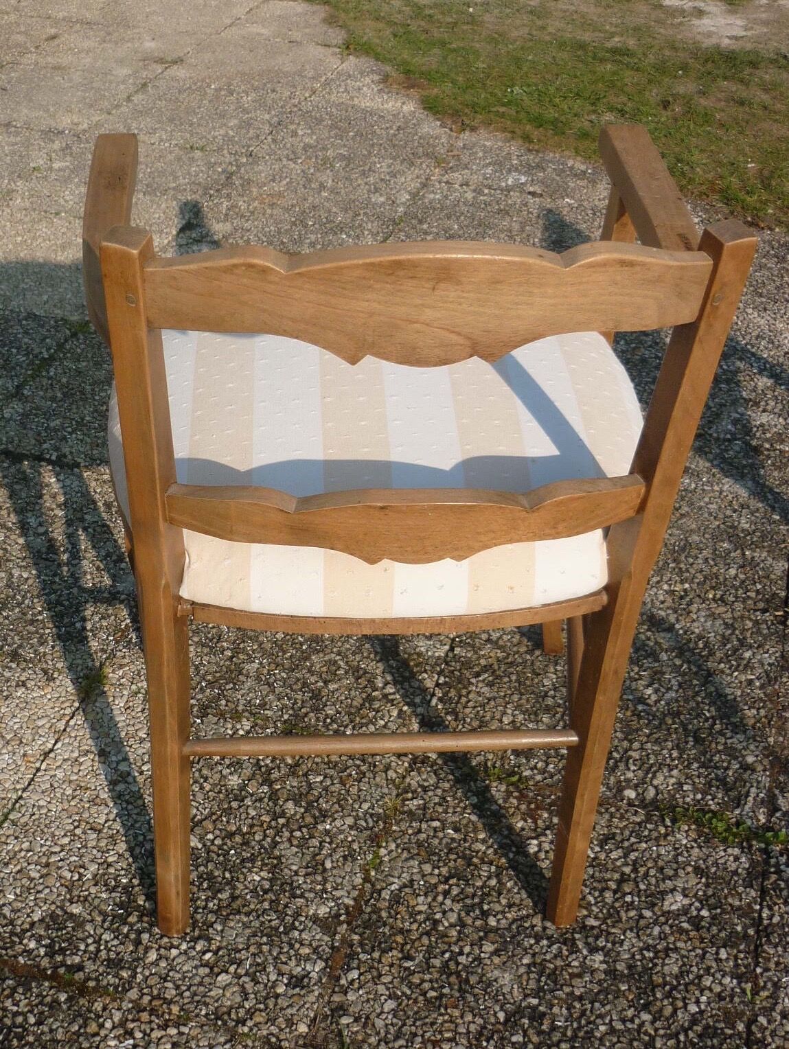 Low back armrest chair