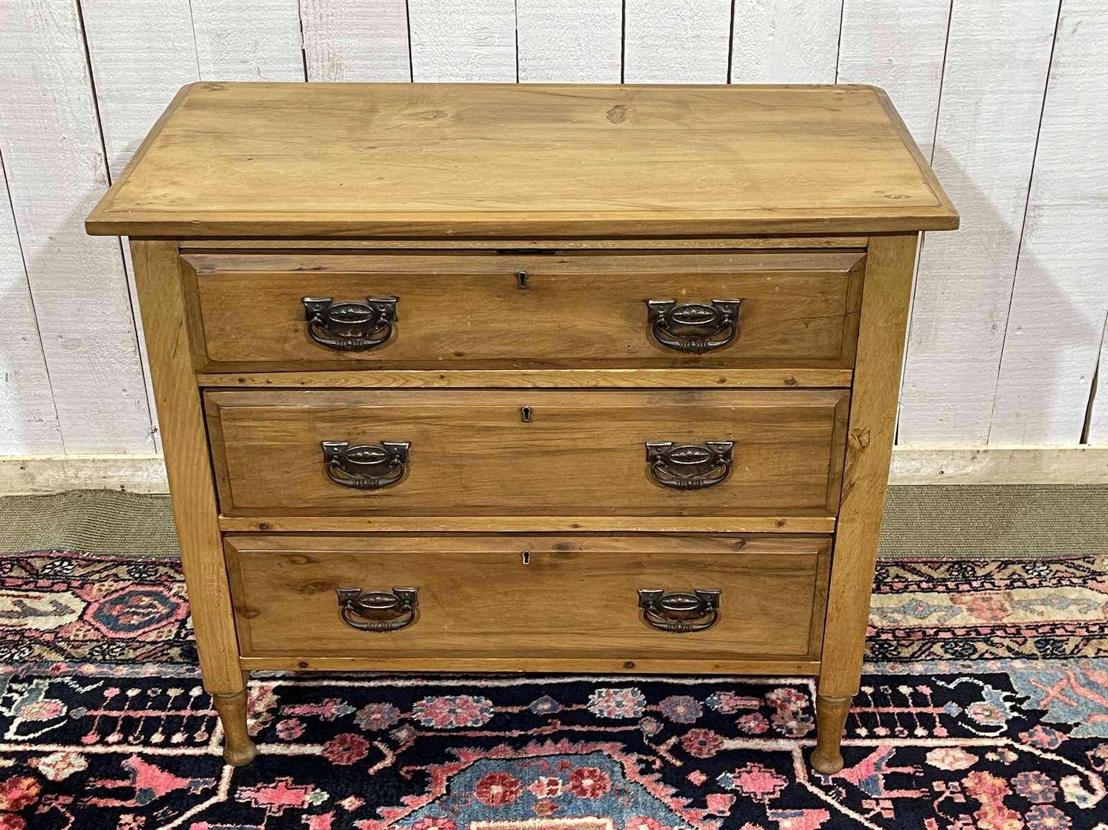 Commode anglaise en noyer du début XXème