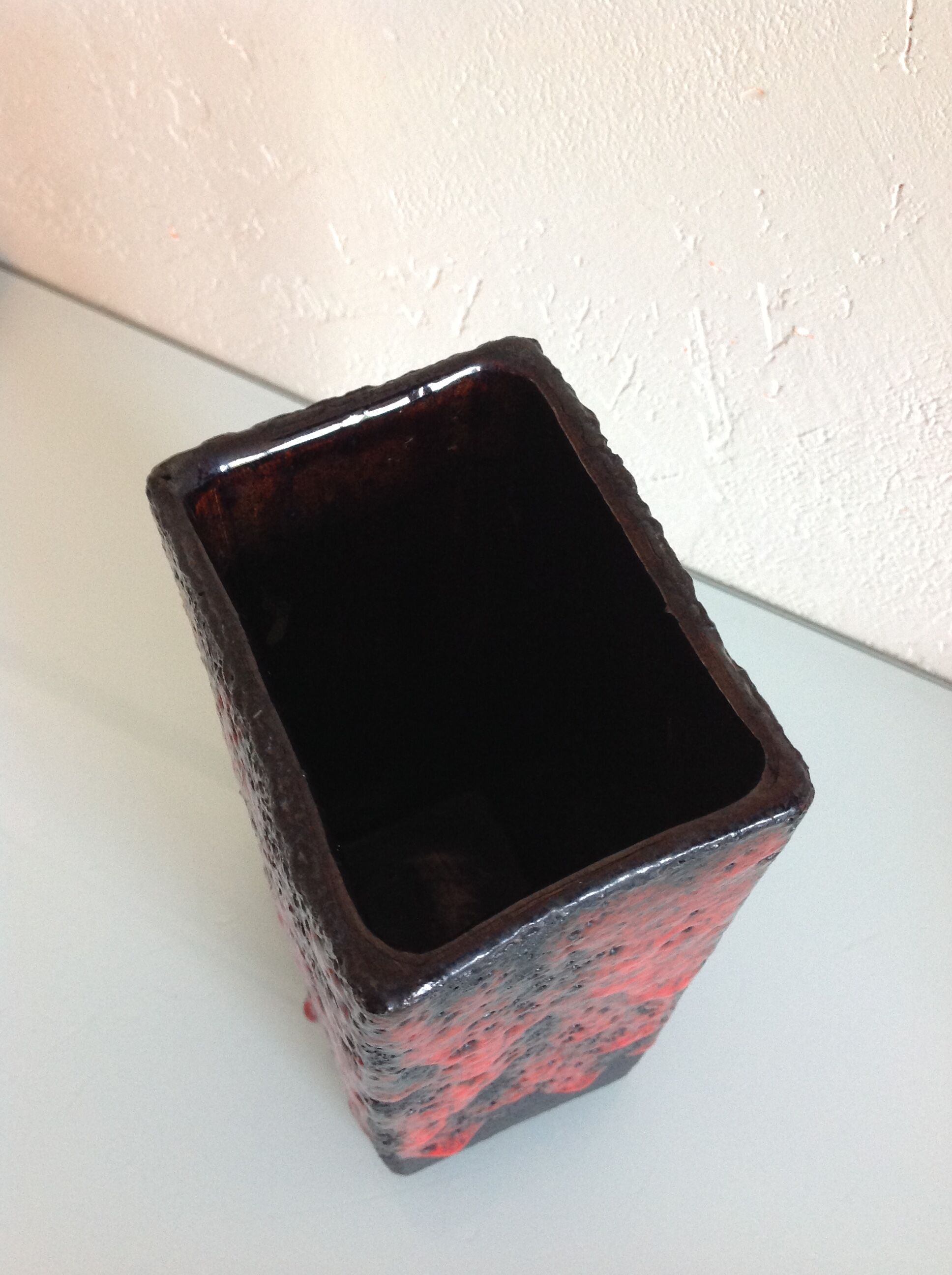 Vase rectangulaire rouge et noir en ceramique Fat Lava / vintage années 60-70