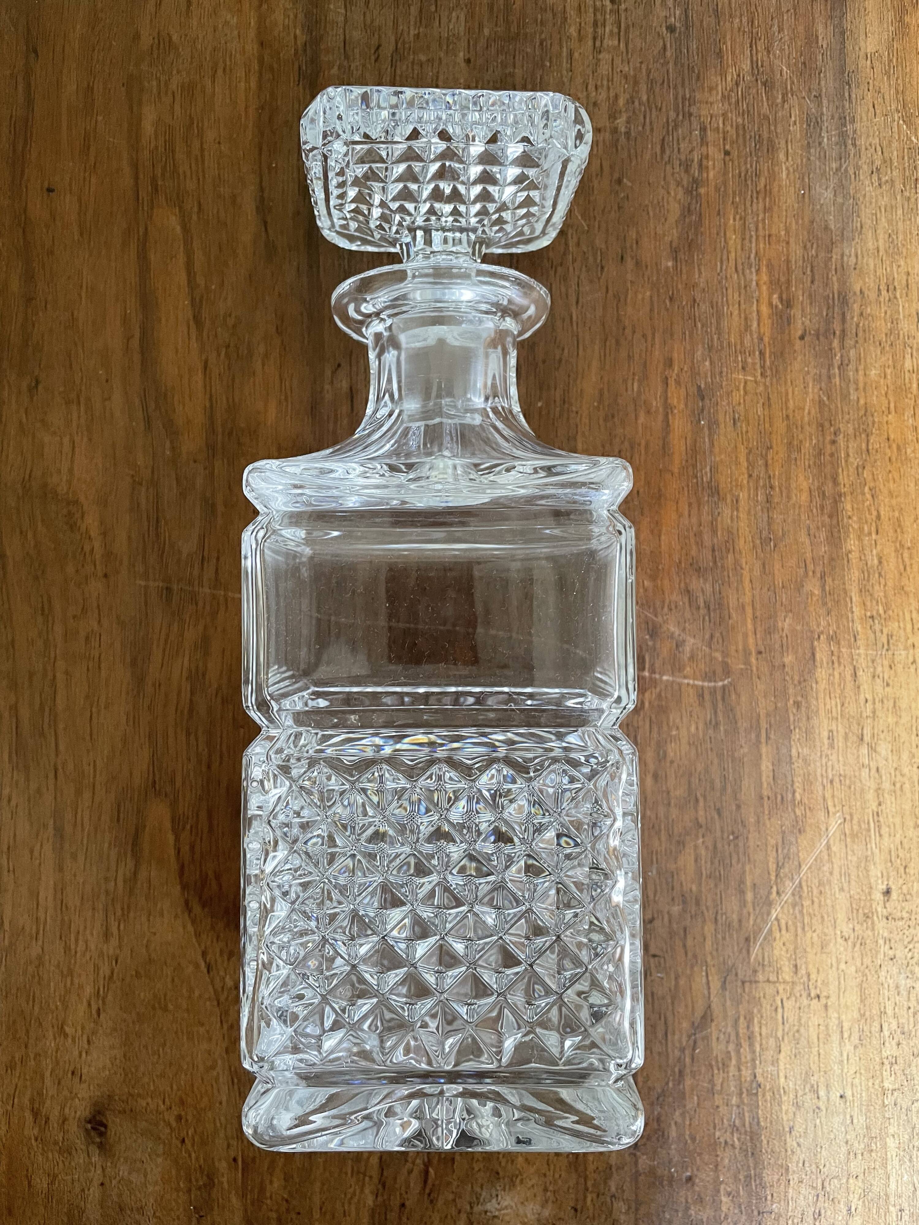 Vintage crystal decanter diamond tip