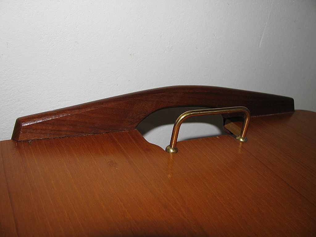 Table d'appoint plateau de service Aase Dreieri Ganddal Norvège  en teck et chêne années 1960