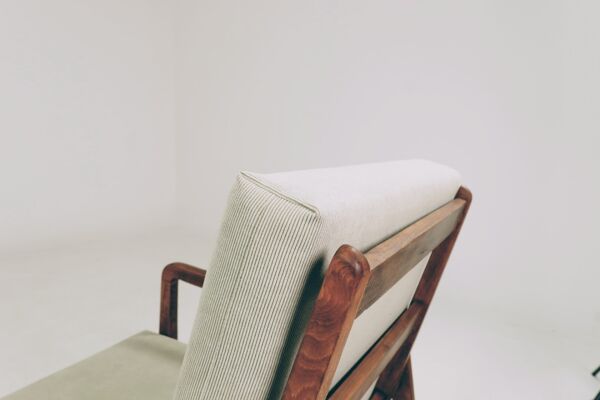 Fauteuil des années 50 avec coussin en velours côtelé et bois rustique, années 1980.