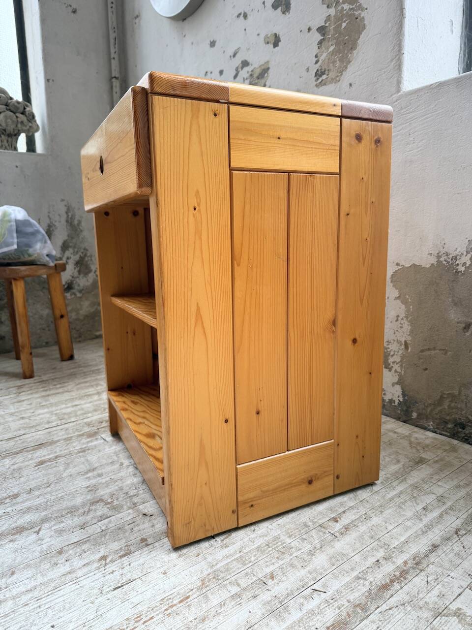 Chevet sélectionné par Charlotte Perriand pour Les Arcs