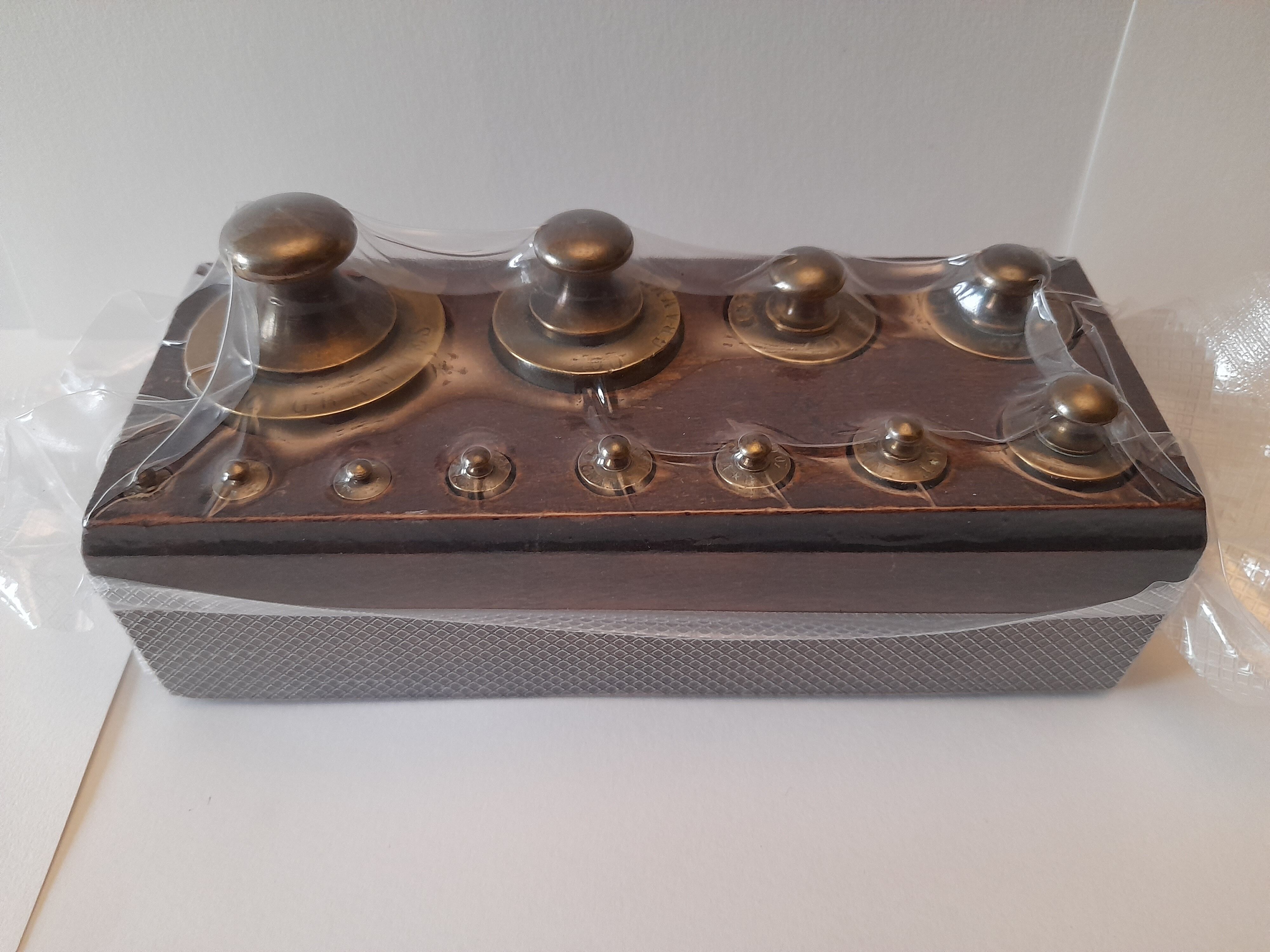 Complete weight box for Roberval scale