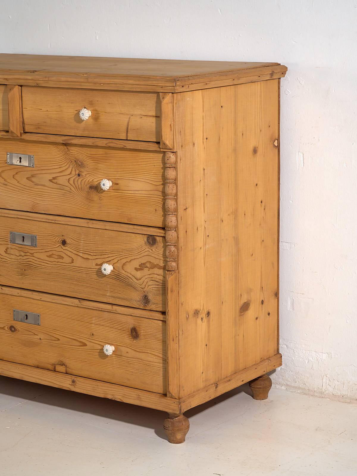 Large antique chest of drawers (circa 1920)