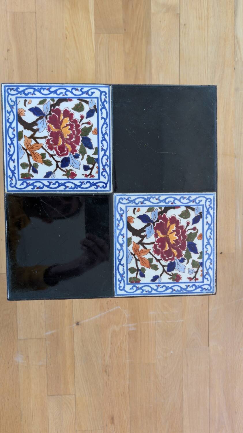 Wrought iron coffee table with square Gien ceramic patterns.