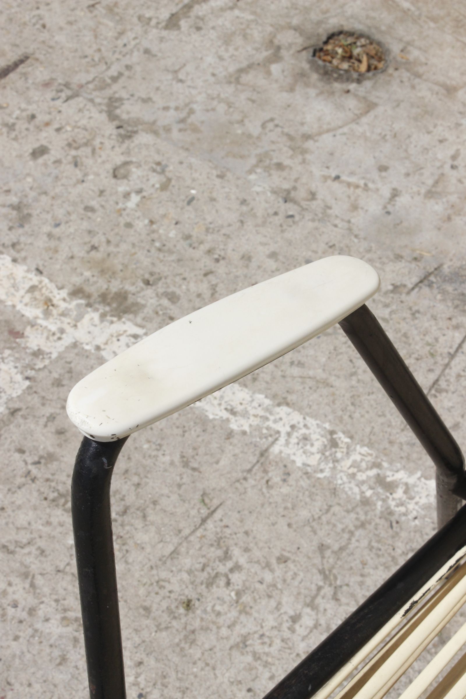 Fauteuil fer forgé, laiton & scoubidou, France 1950s