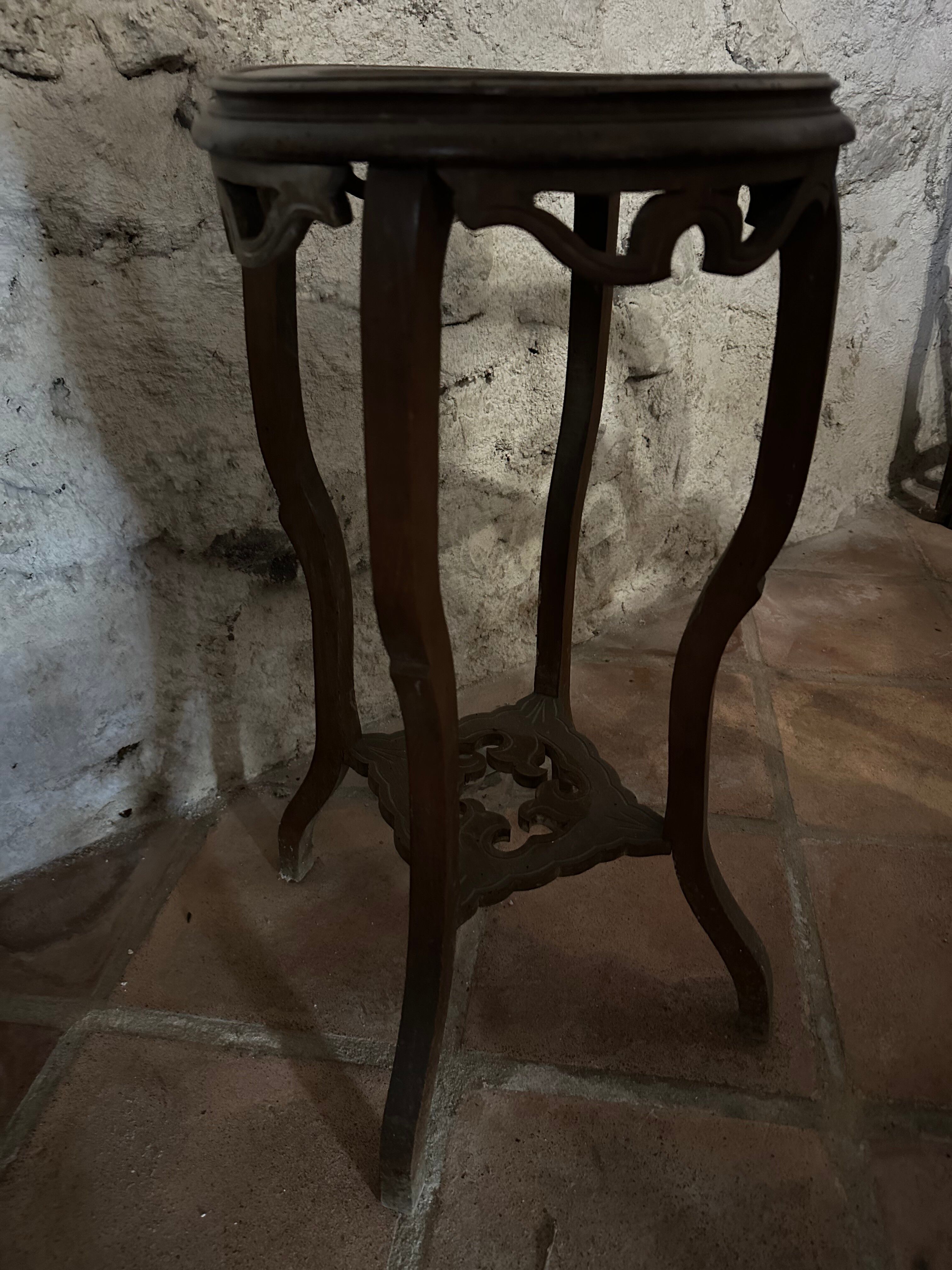 Sellette en bois sculpté, plateau en marbre rose