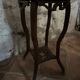 Sellette en bois sculpté, plateau en marbre rose
