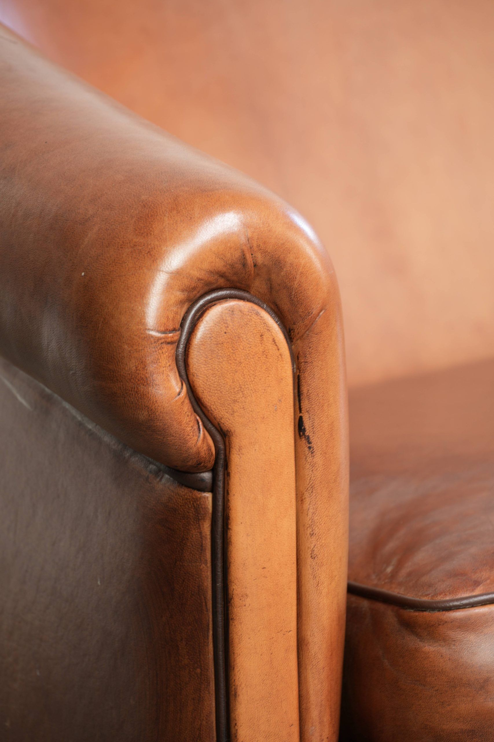 Sheepskin 2-seater sofa with a warm cognac brown colour scheme