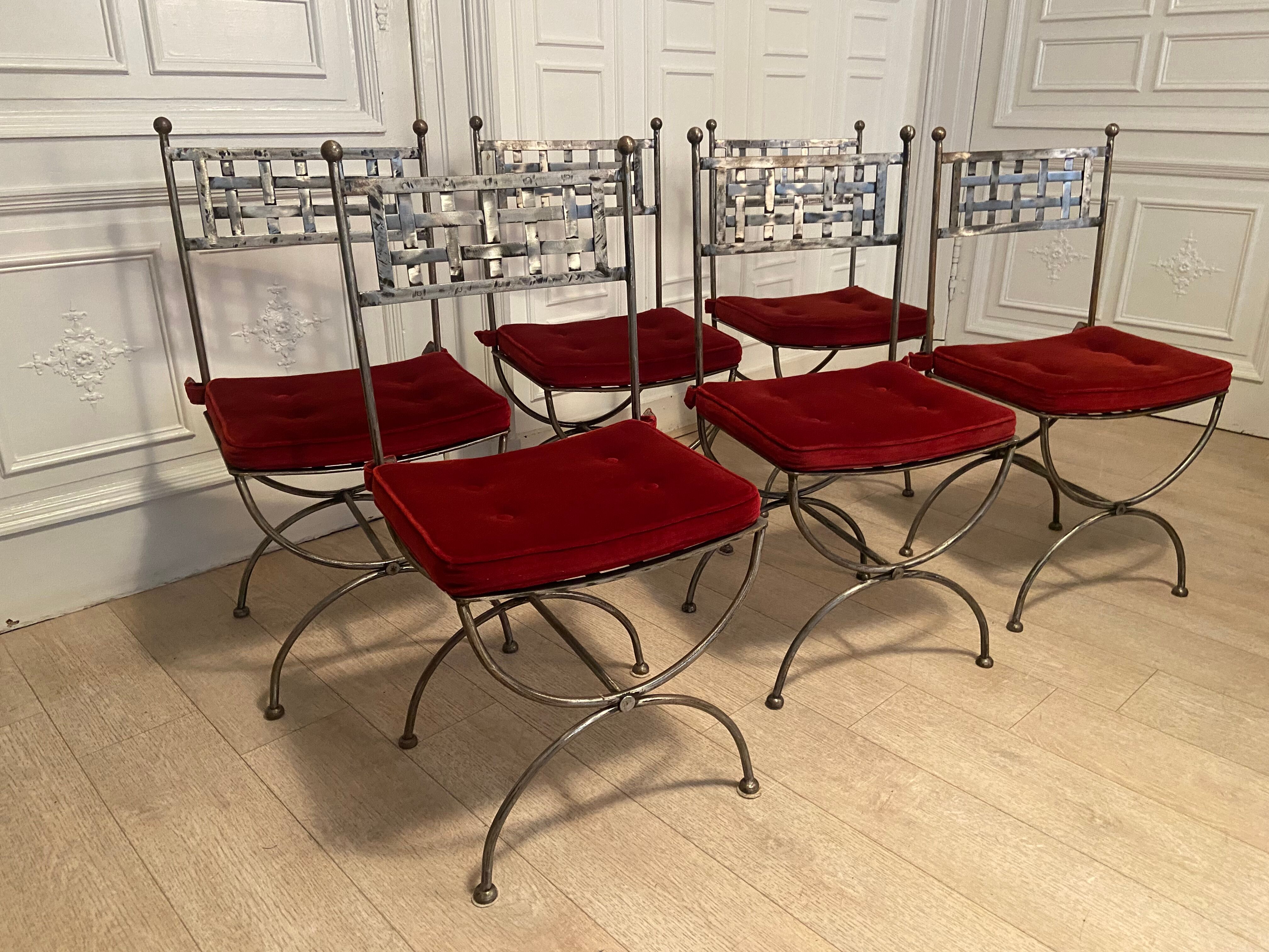 6 chaises curule en fer forgé avec assise en velours rouge
