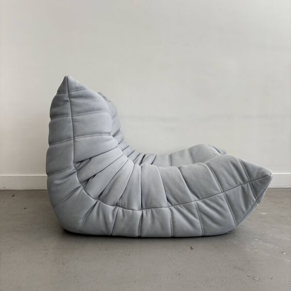 Chauffeuse togo en cuir bleu ciel