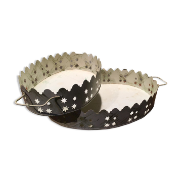 Paire de plateaux en métal patiné blanc