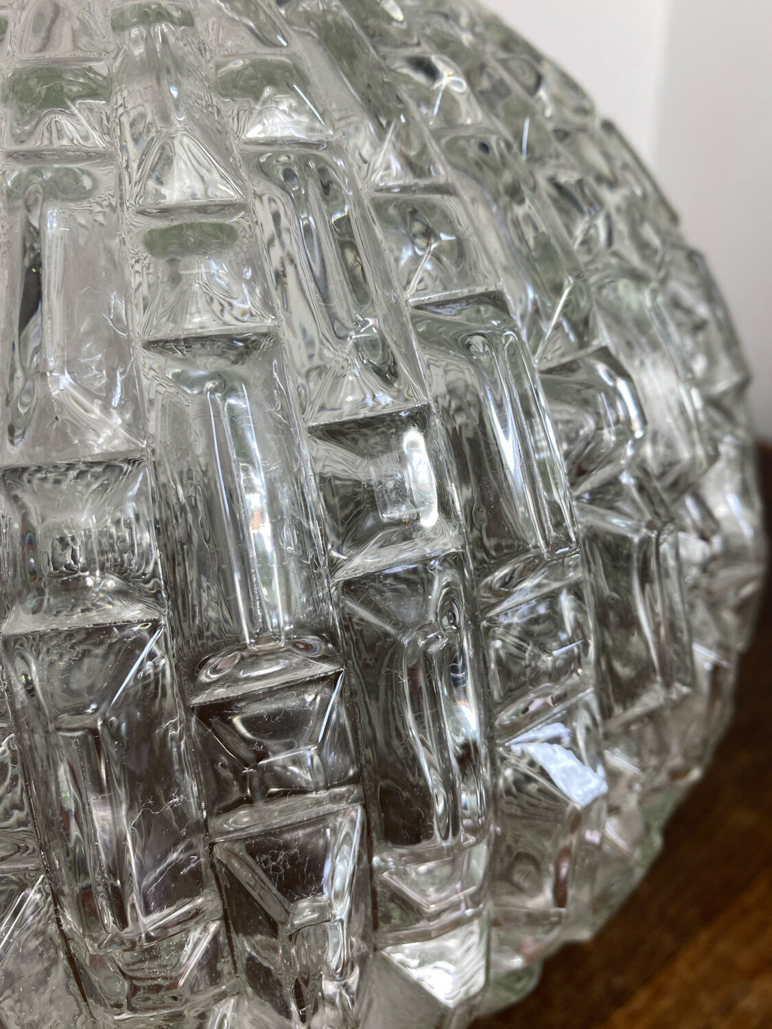 Globe en verre à décors géométriques