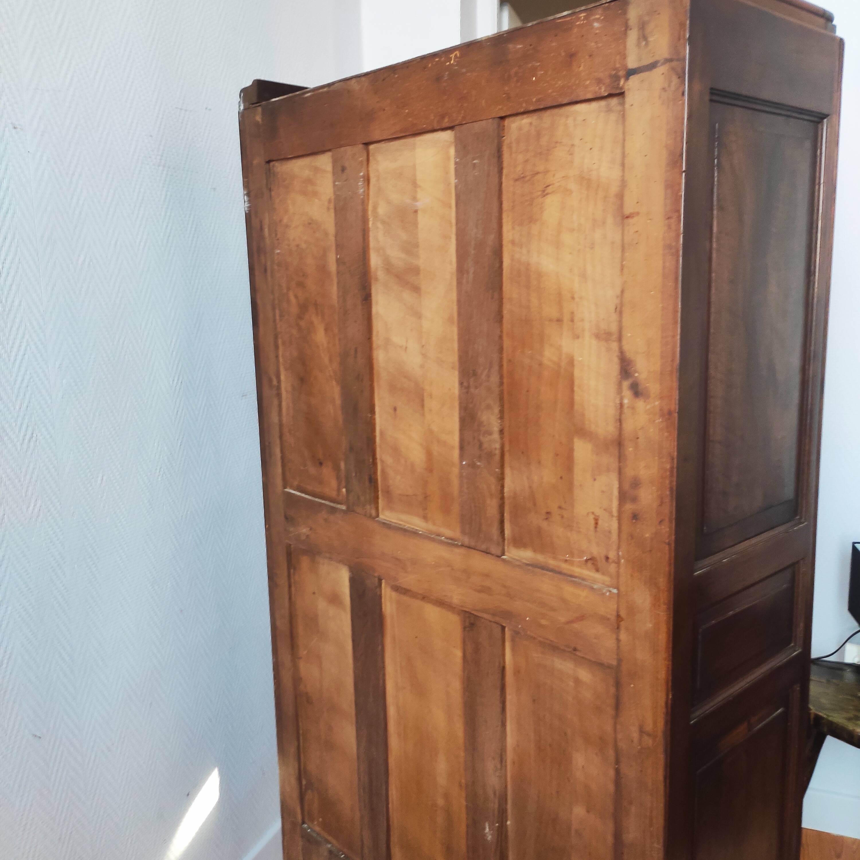 Parisian glass cabinet in solid walnut