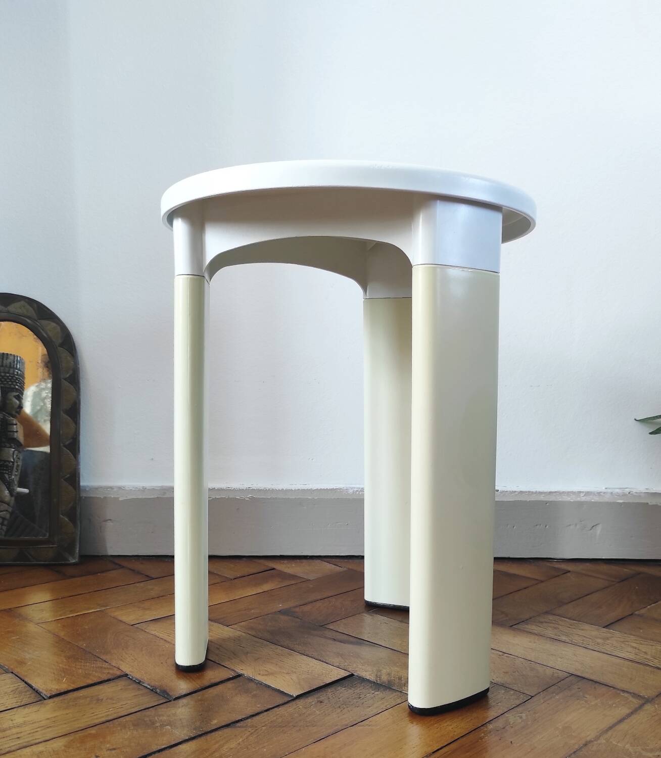 Vintage Space Age tripod stool in white plastic – Tatay, 1970s