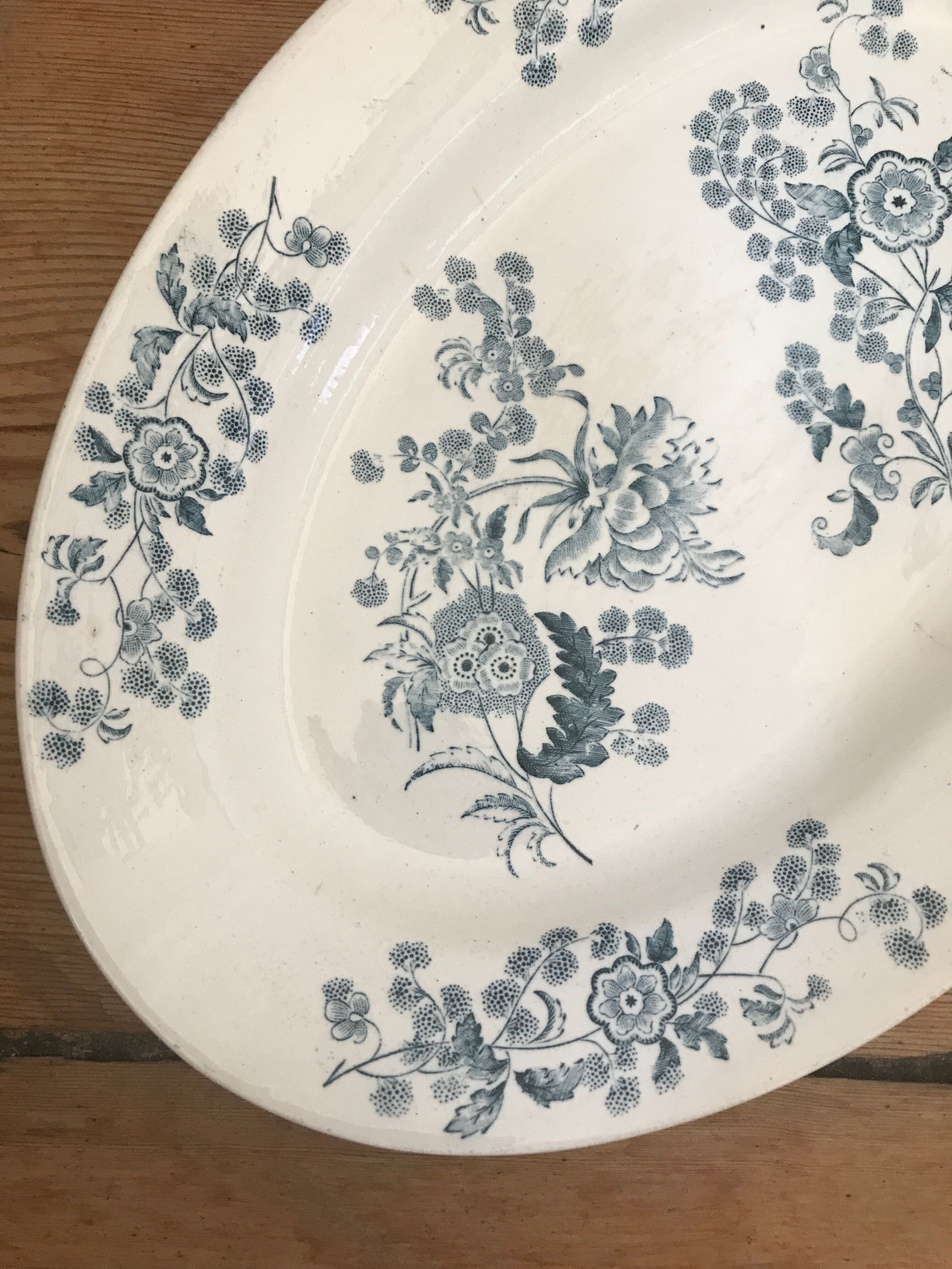Longwy oval flat and hollow in iron earth, "YCHO" service