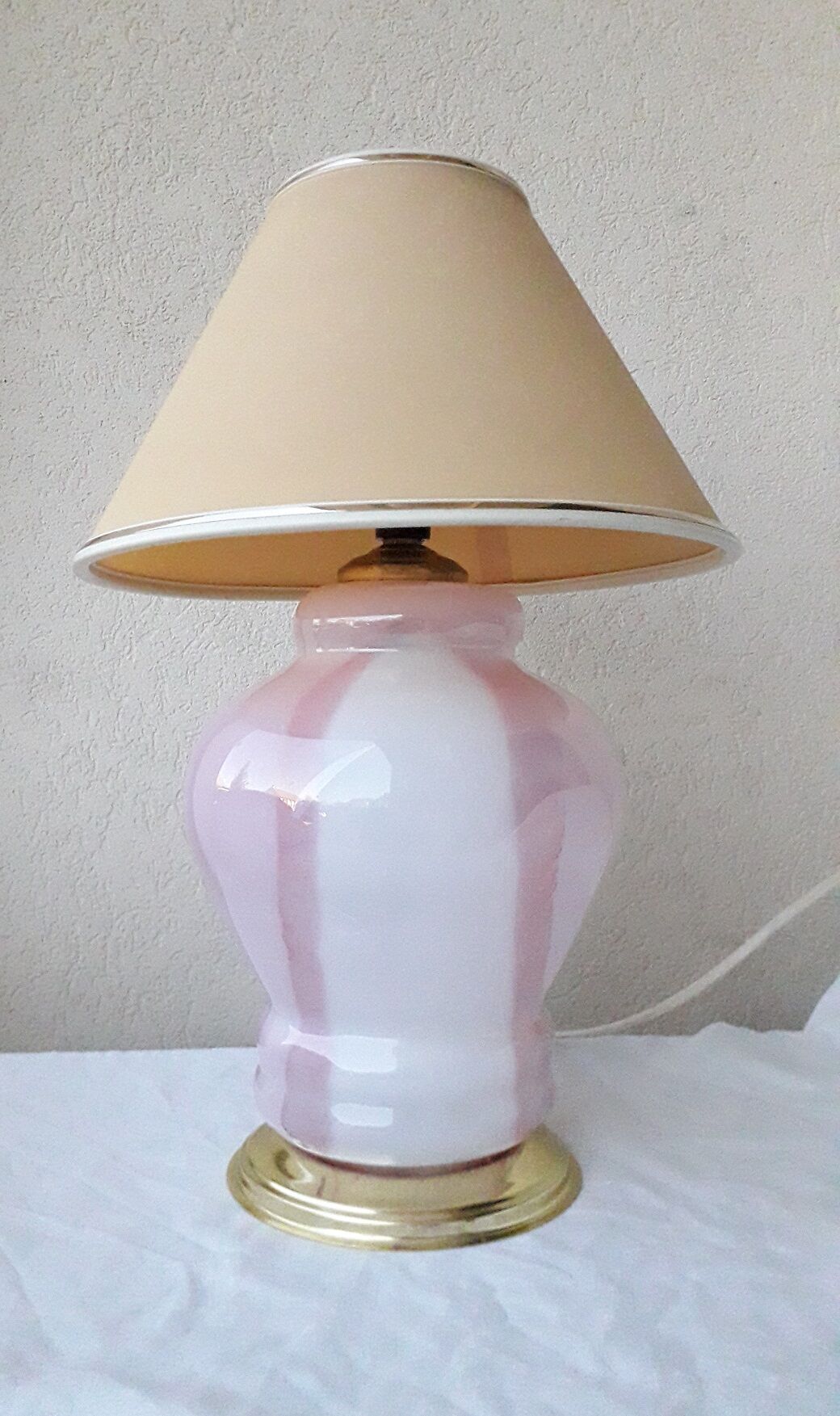 Lampe rose en verre