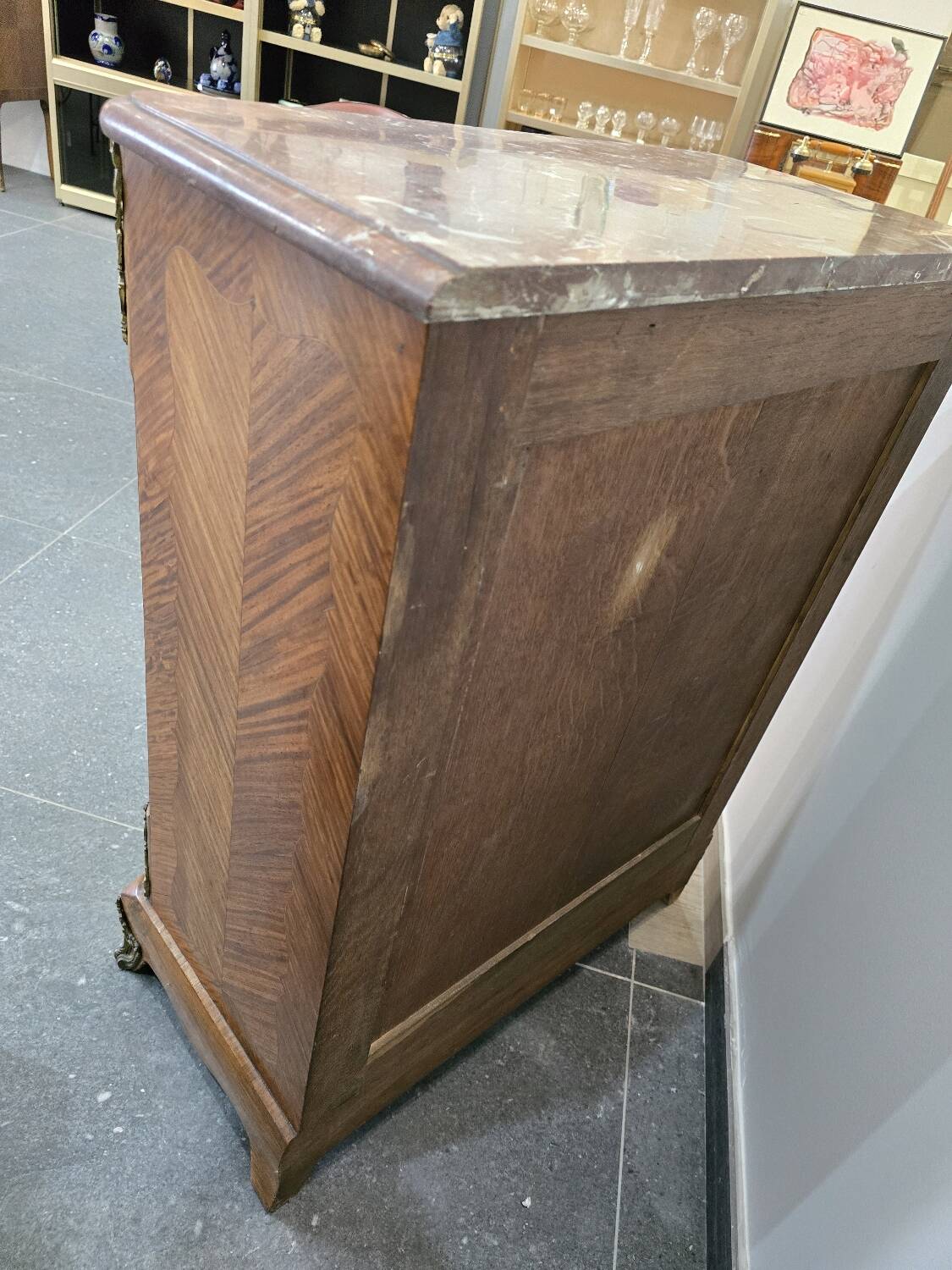 Louis XV chest of drawers in marquetry and gilded bronze - Marble top