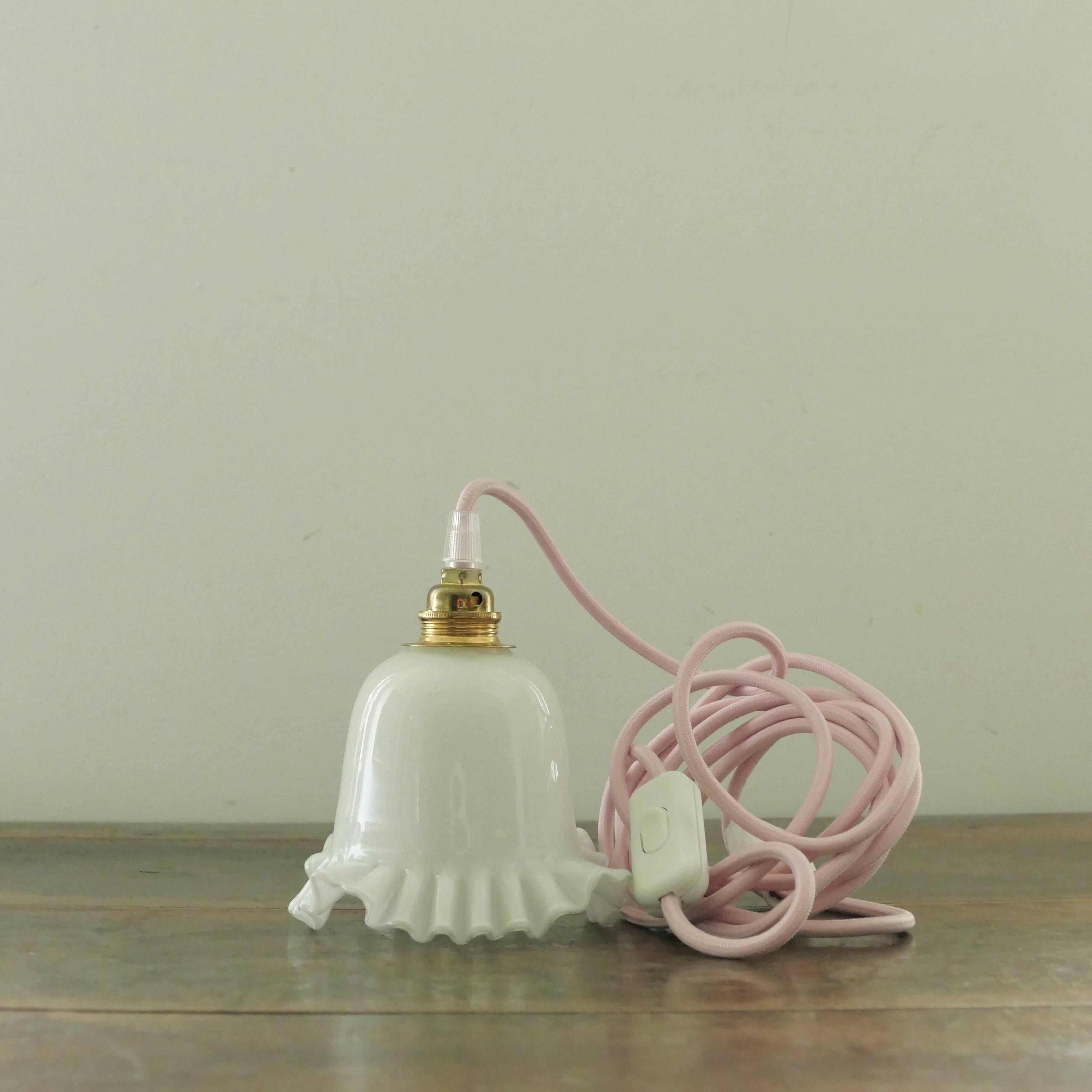 Baladeuse vintage en verre opaque blanc