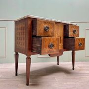 Commode en marqueterie à ressaut centrale de style Transition, XIXème siècle