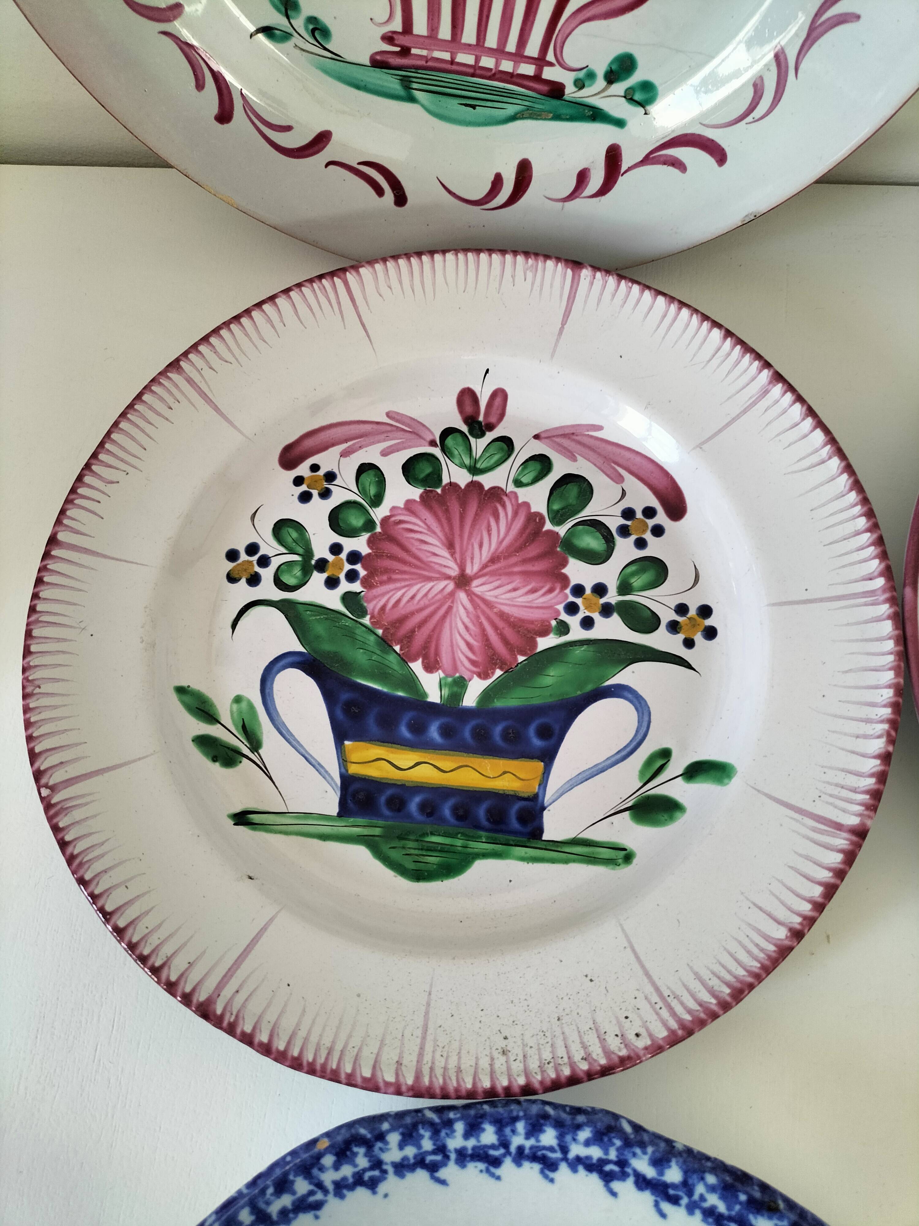 Rooster plates & baskets, earthenware in the spirit of a French bistro.