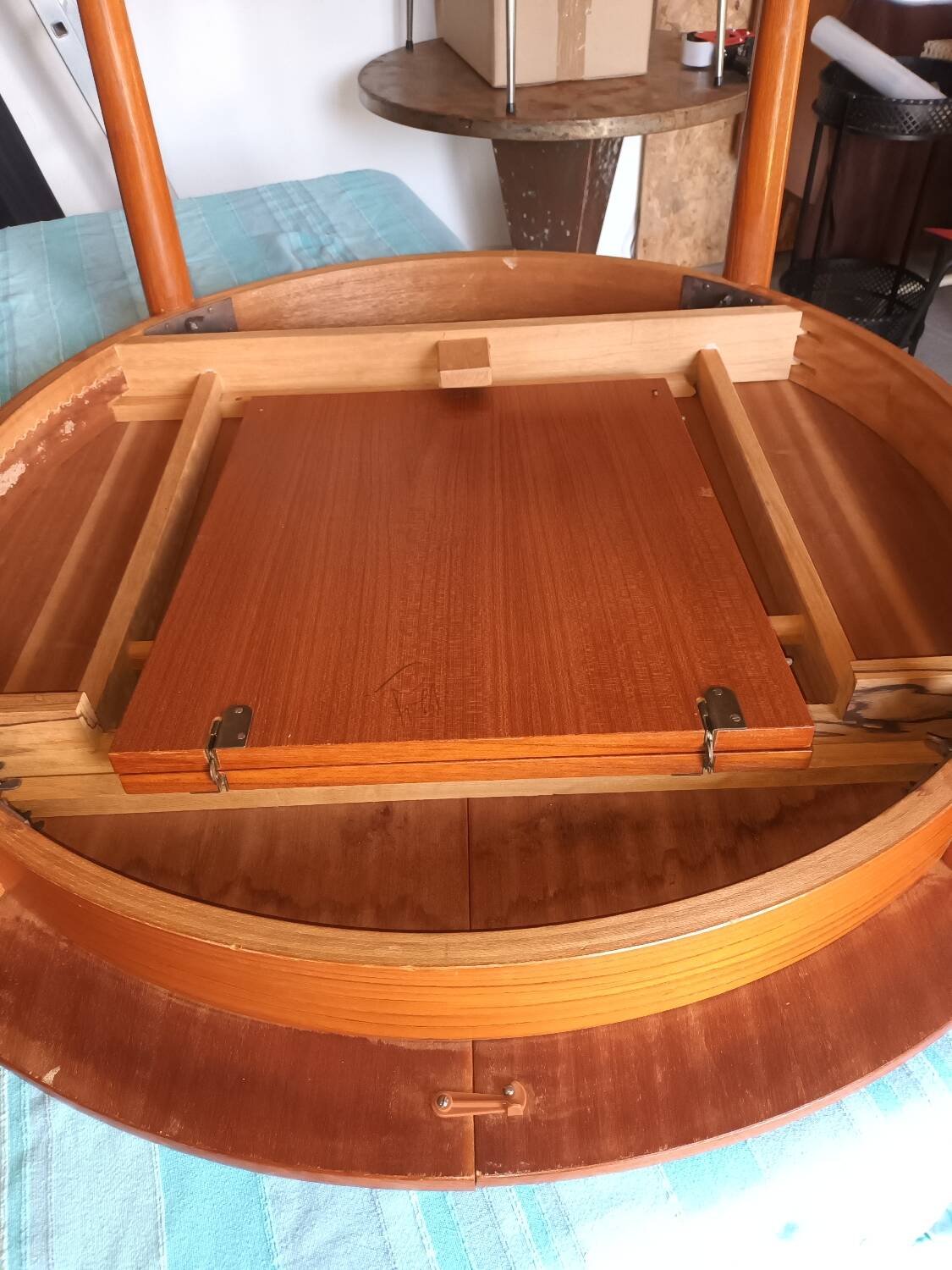 Vintage round extendable table