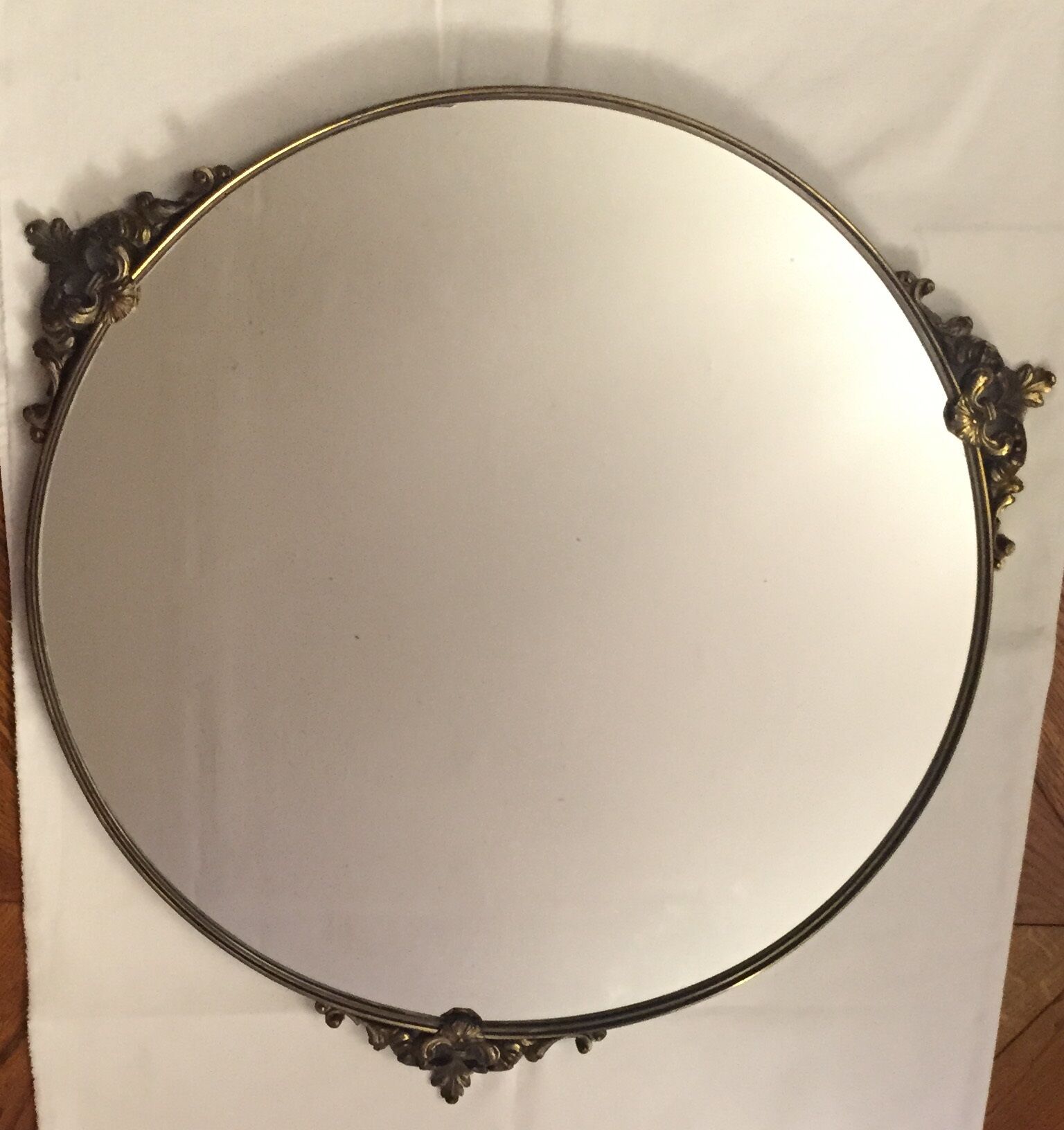 Round mirror in bronze 60x60cm