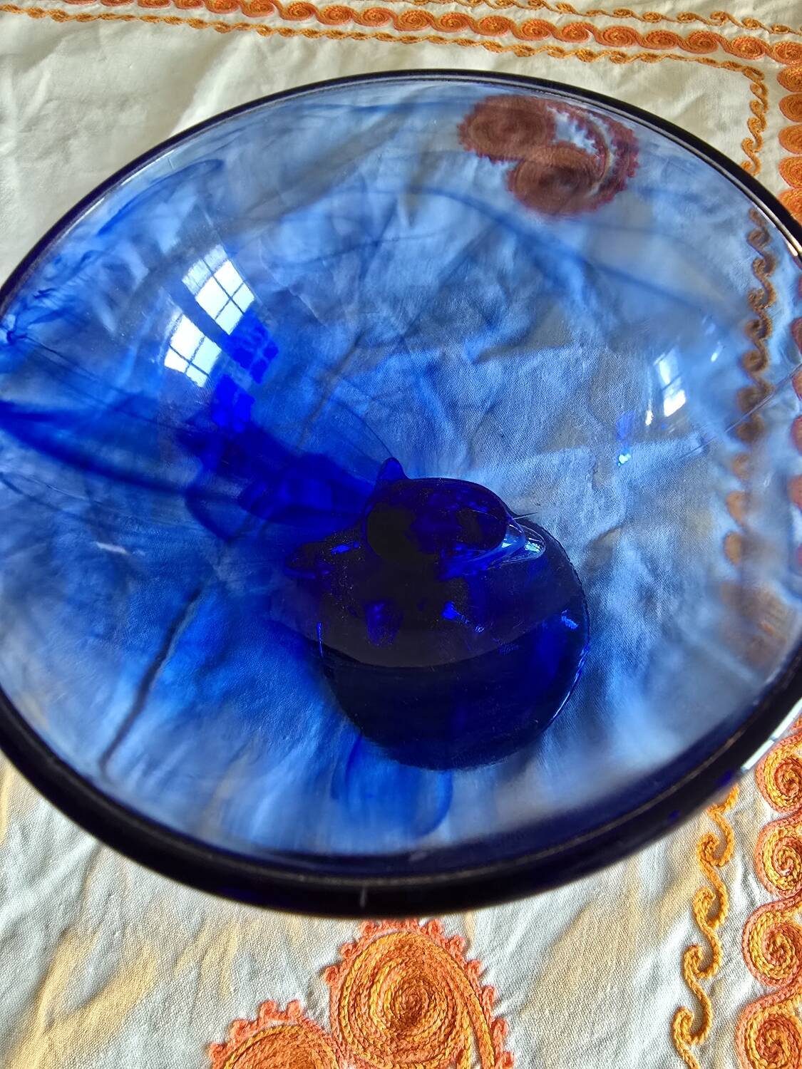 Coupe vintage La Rochère bleu cobalt sur pied
