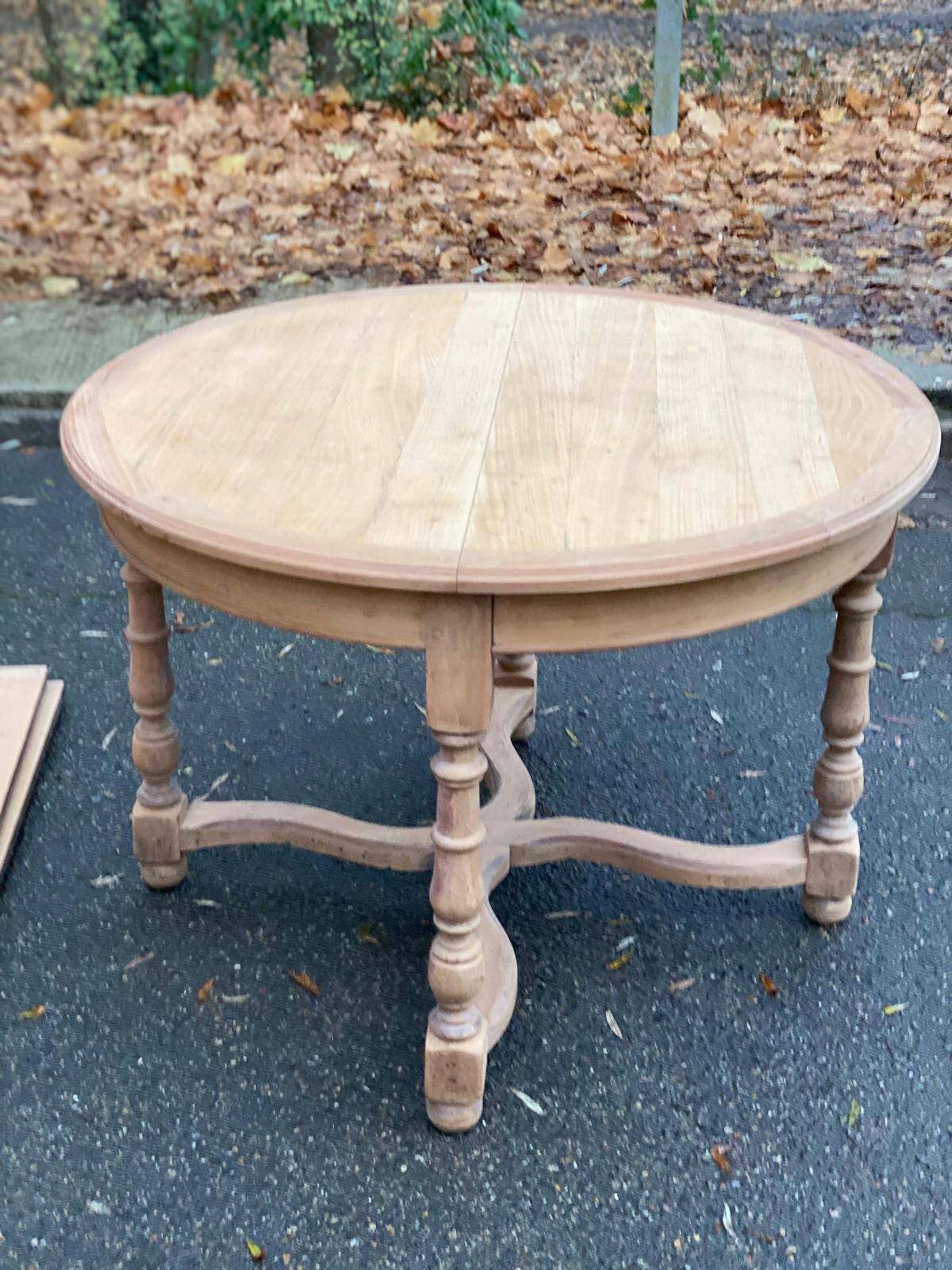Extendable round farmhouse dining table restored in solid oak from the 19th century