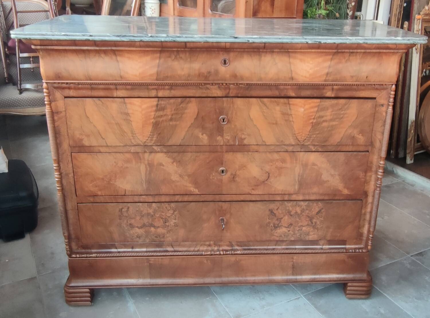 Old 4 drawer chest of drawers with marble top