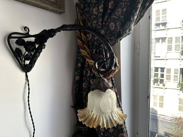 Applique Art nouveau en fer forgé à décor de vigne, début XXe siècle